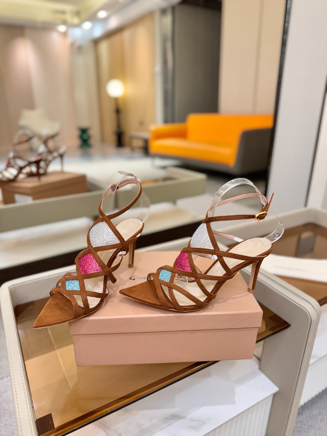 Gianvito rossi 👠 顶级版本 代购品质👡这双施华洛奇水钻搭配网高跟尖头后空凉鞋，水钻闪耀着