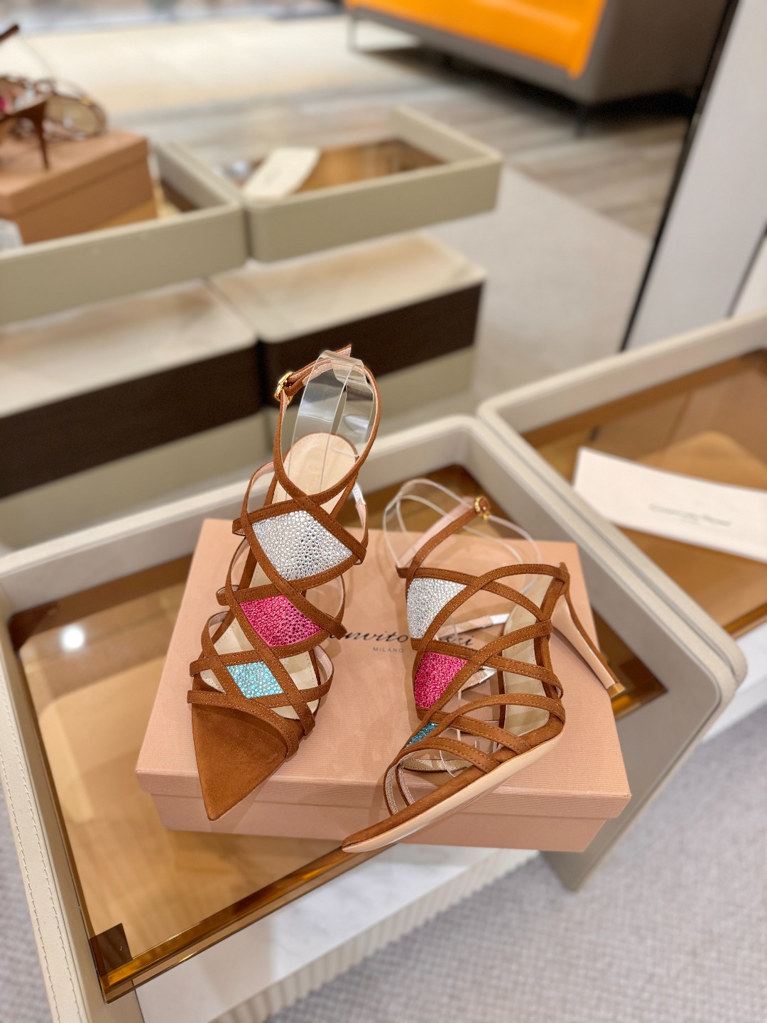 Gianvito rossi 👠 顶级版本 代购品质👡这双施华洛奇水钻搭配网高跟尖头后空凉鞋，水钻闪耀着