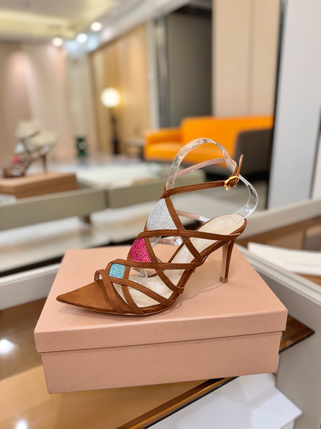 Gianvito rossi 👠 顶级版本 代购品质👡这双施华洛奇水钻搭配网高跟尖头后空凉鞋，水钻闪耀着