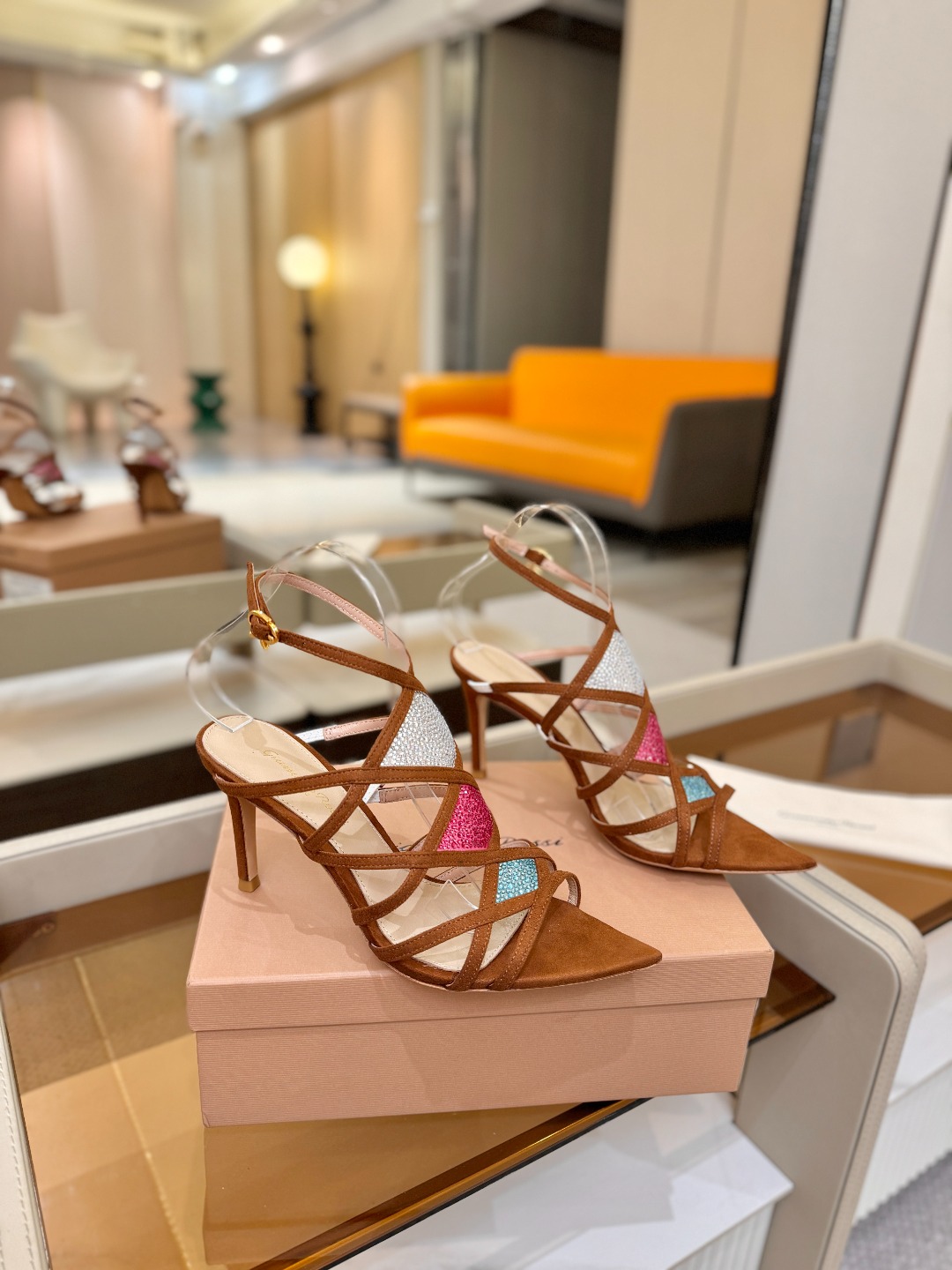 Gianvito rossi 👠 顶级版本 代购品质👡这双施华洛奇水钻搭配网高跟尖头后空凉鞋，水钻闪耀着