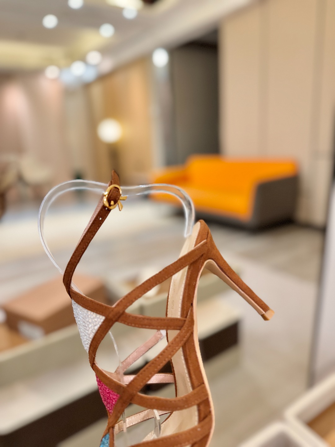 Gianvito rossi 👠 顶级版本 代购品质👡这双施华洛奇水钻搭配网高跟尖头后空凉鞋，水钻闪耀着