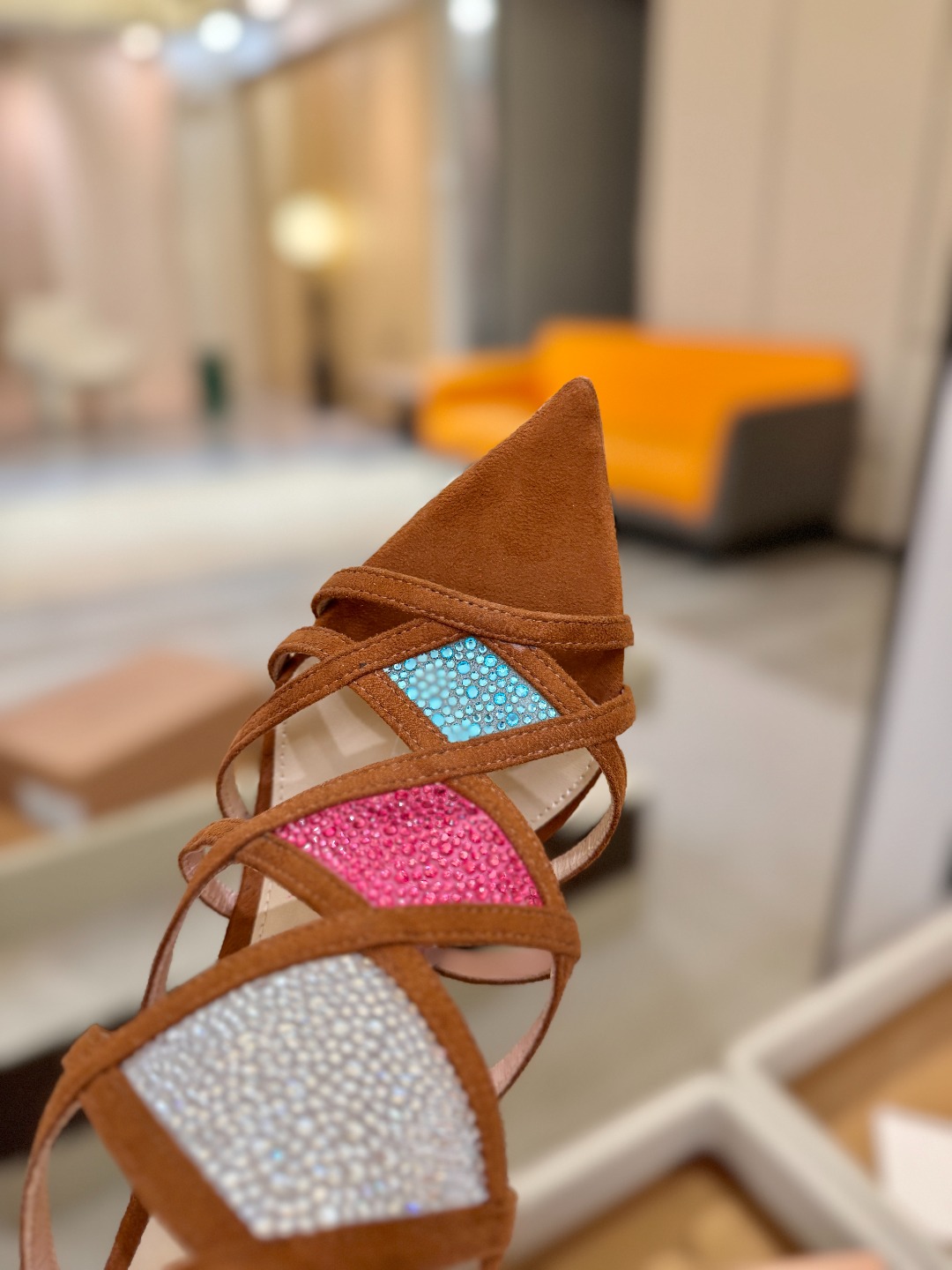 Gianvito rossi 👠 顶级版本 代购品质👡这双施华洛奇水钻搭配网高跟尖头后空凉鞋，水钻闪耀着