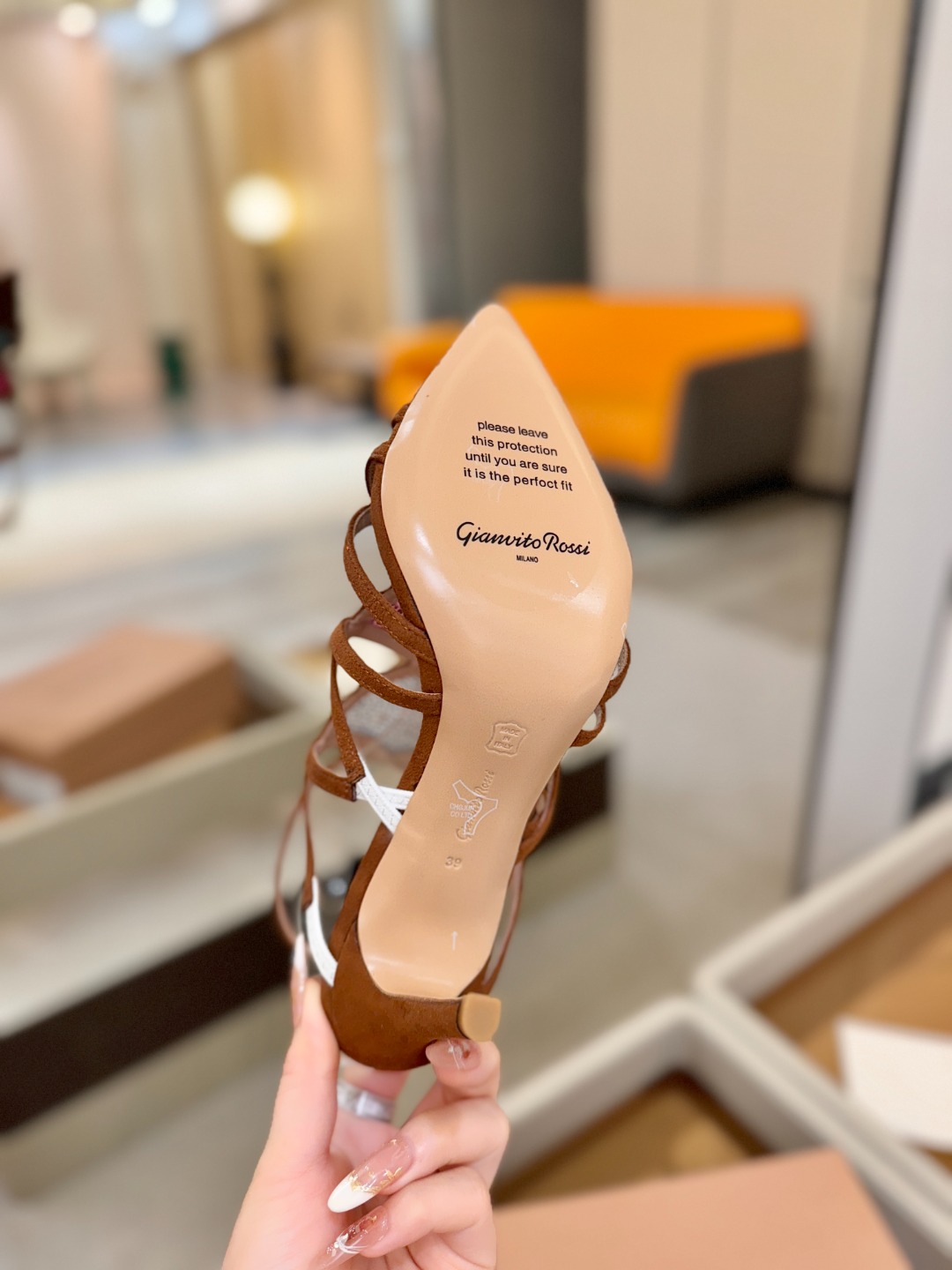 Gianvito rossi 👠 顶级版本 代购品质👡这双施华洛奇水钻搭配网高跟尖头后空凉鞋，水钻闪耀着