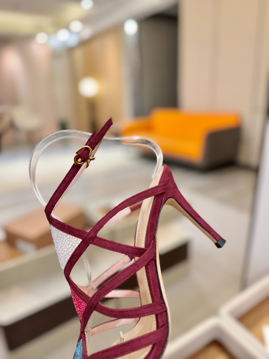 Gianvito rossi 👠 顶级版本 代购品质👡这双施华洛奇水钻搭配网高跟尖头后空凉鞋，水钻闪耀着