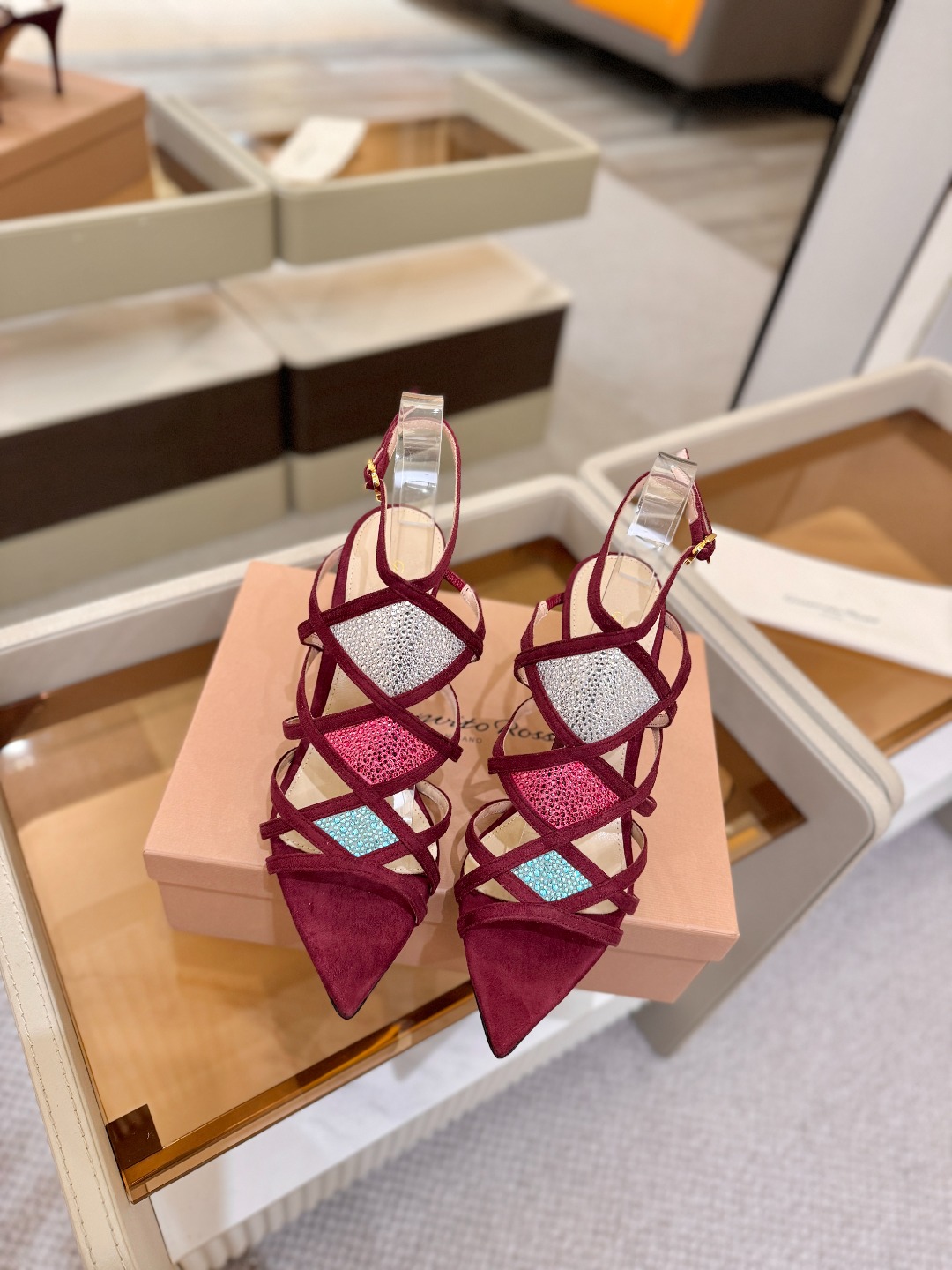 Gianvito rossi 👠 顶级版本 代购品质👡这双施华洛奇水钻搭配网高跟尖头后空凉鞋，水钻闪耀着