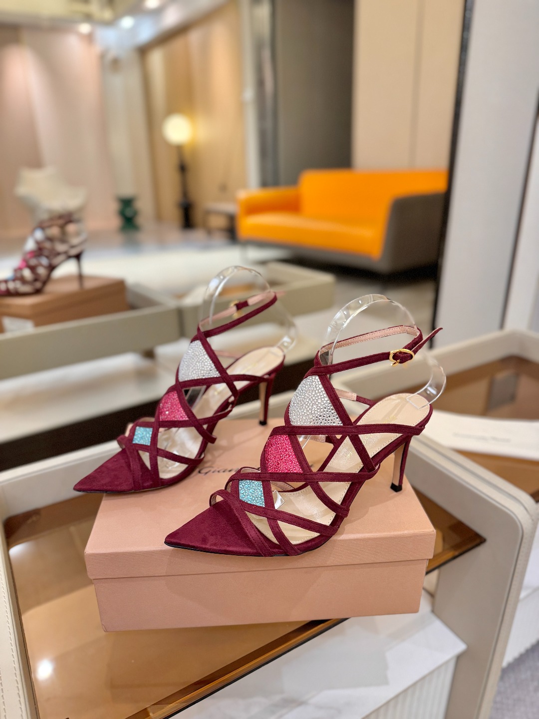 Gianvito rossi 👠 顶级版本 代购品质👡这双施华洛奇水钻搭配网高跟尖头后空凉鞋，水钻闪耀着