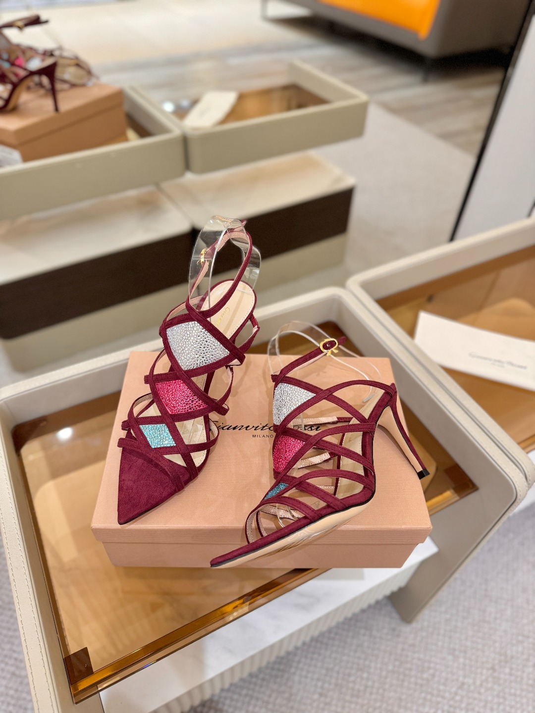 Gianvito rossi 👠 顶级版本 代购品质👡这双施华洛奇水钻搭配网高跟尖头后空凉鞋，水钻闪耀着