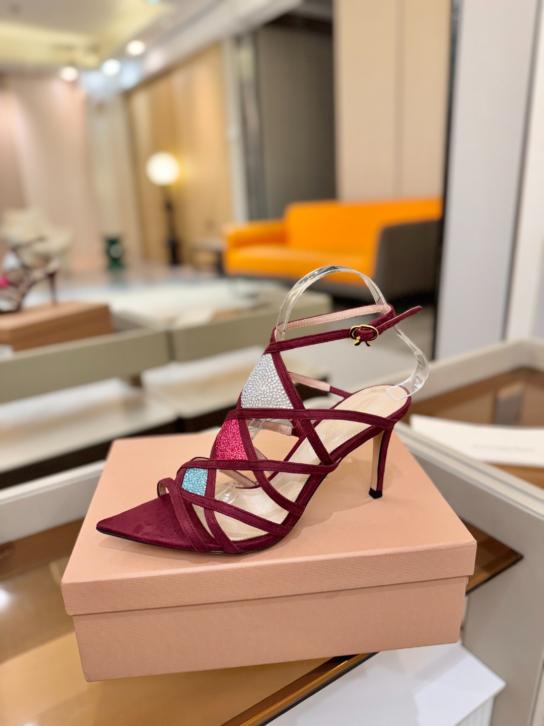 Gianvito rossi 👠 顶级版本 代购品质👡这双施华洛奇水钻搭配网高跟尖头后空凉鞋，水钻闪耀着