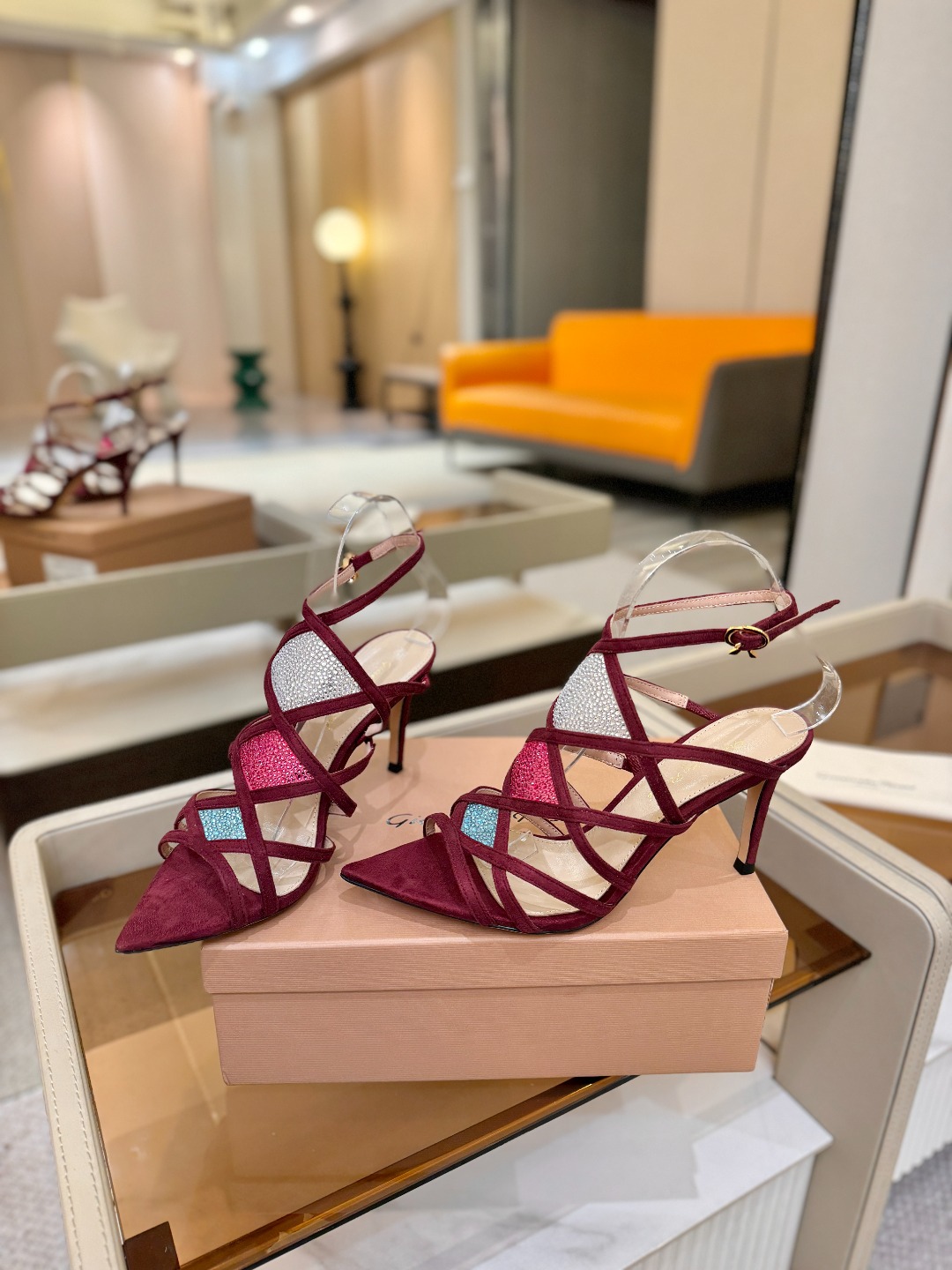 Gianvito rossi 👠 顶级版本 代购品质👡这双施华洛奇水钻搭配网高跟尖头后空凉鞋，水钻闪耀着