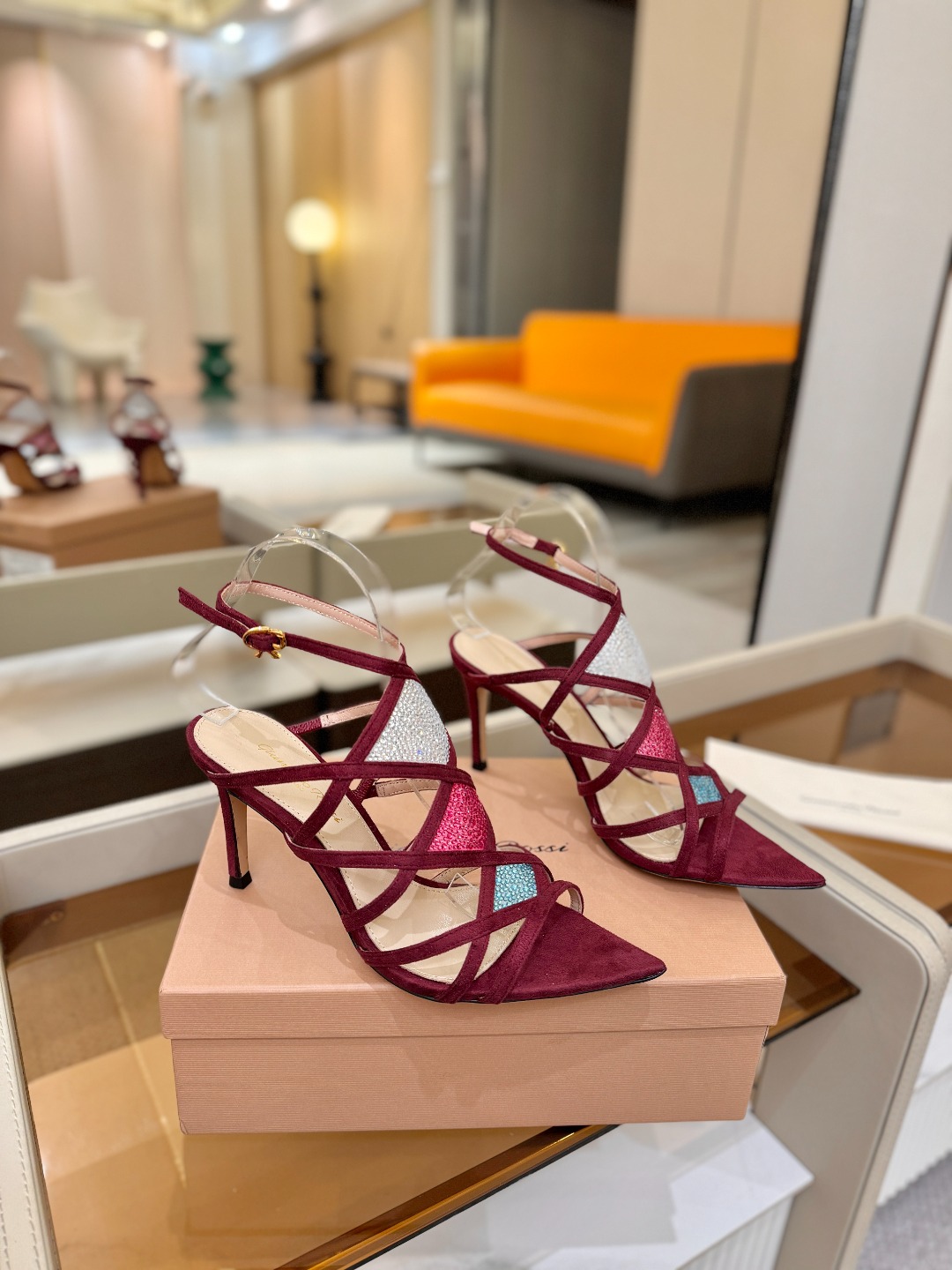 Gianvito rossi 👠 顶级版本 代购品质👡这双施华洛奇水钻搭配网高跟尖头后空凉鞋，水钻闪耀着