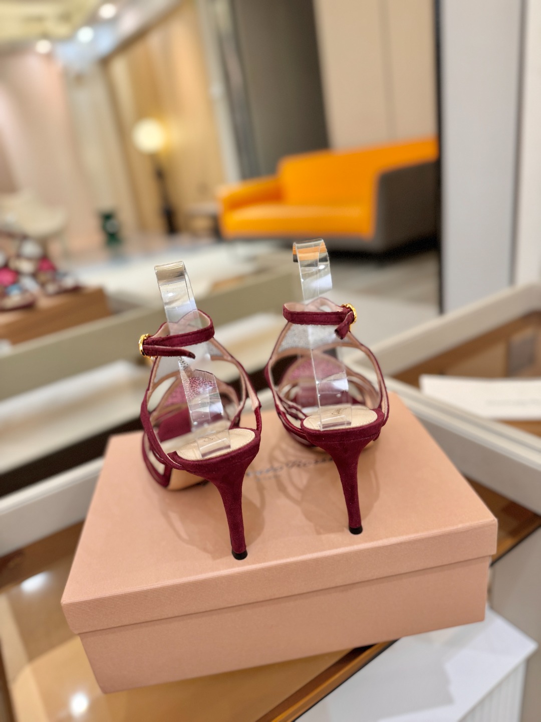 Gianvito rossi 👠 顶级版本 代购品质👡这双施华洛奇水钻搭配网高跟尖头后空凉鞋，水钻闪耀着