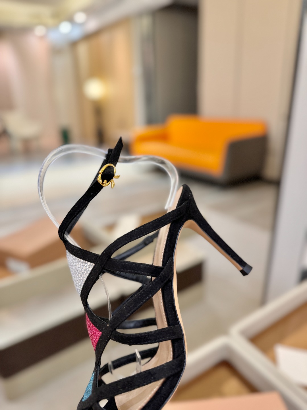 Gianvito rossi 👠 顶级版本 代购品质👡这双施华洛奇水钻搭配网高跟尖头后空凉鞋，水钻闪耀着