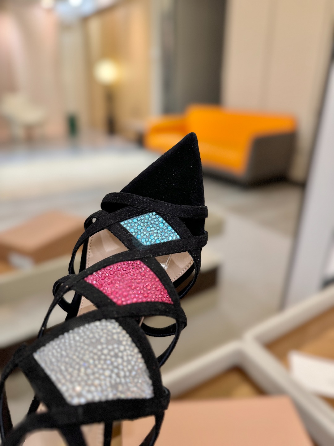 Gianvito rossi 👠 顶级版本 代购品质👡这双施华洛奇水钻搭配网高跟尖头后空凉鞋，水钻闪耀着