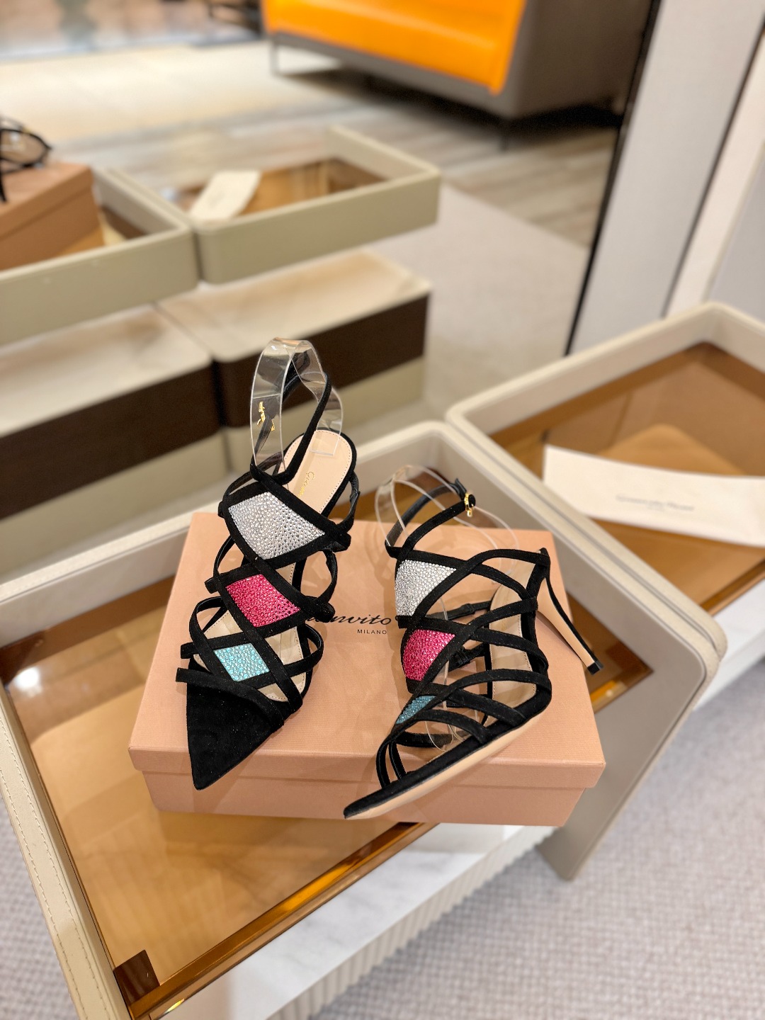 Gianvito rossi 👠 顶级版本 代购品质👡这双施华洛奇水钻搭配网高跟尖头后空凉鞋，水钻闪耀着