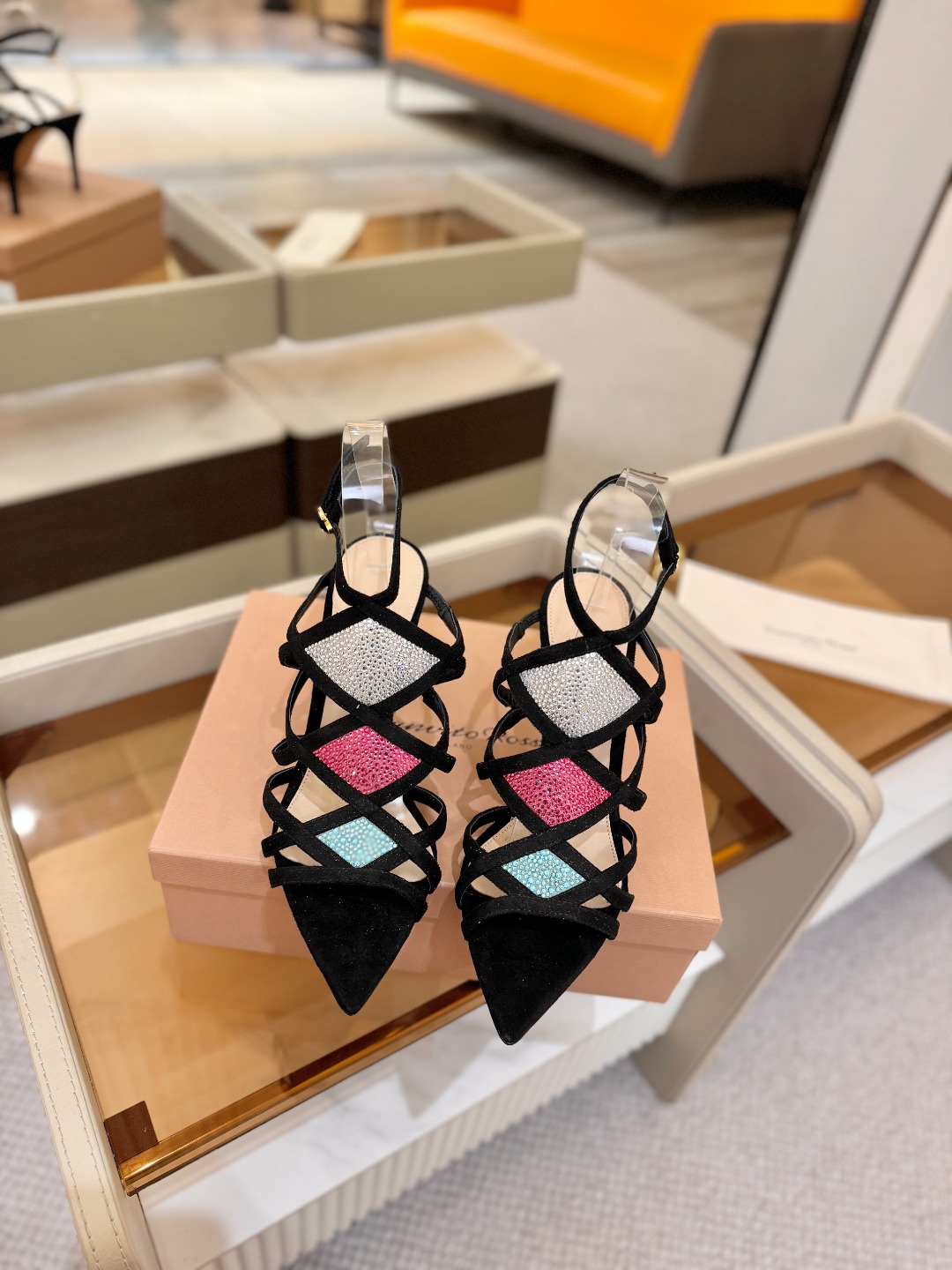 Gianvito rossi 👠 顶级版本 代购品质👡这双施华洛奇水钻搭配网高跟尖头后空凉鞋，水钻闪耀着