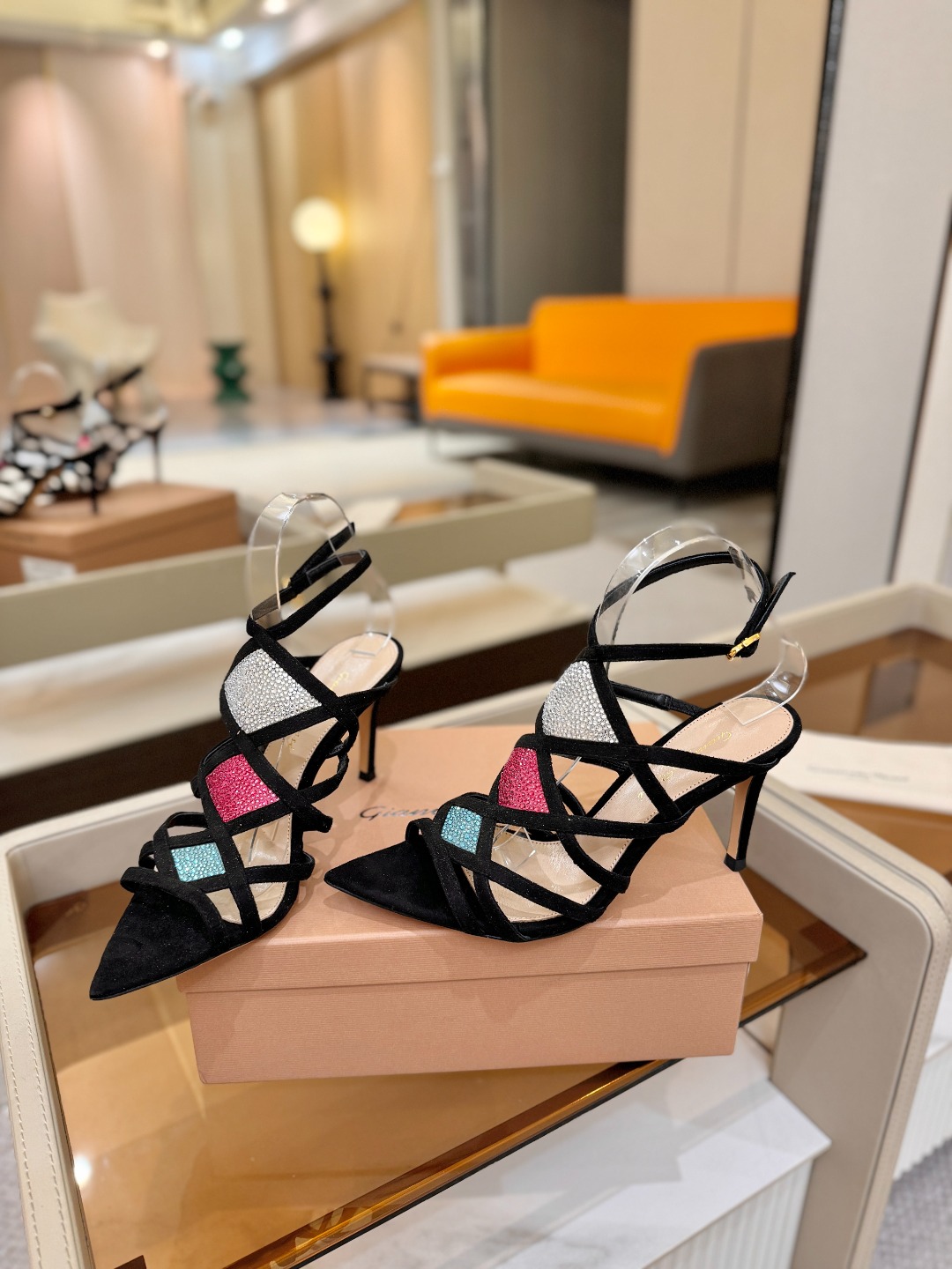 Gianvito rossi 👠 顶级版本 代购品质👡这双施华洛奇水钻搭配网高跟尖头后空凉鞋，水钻闪耀着