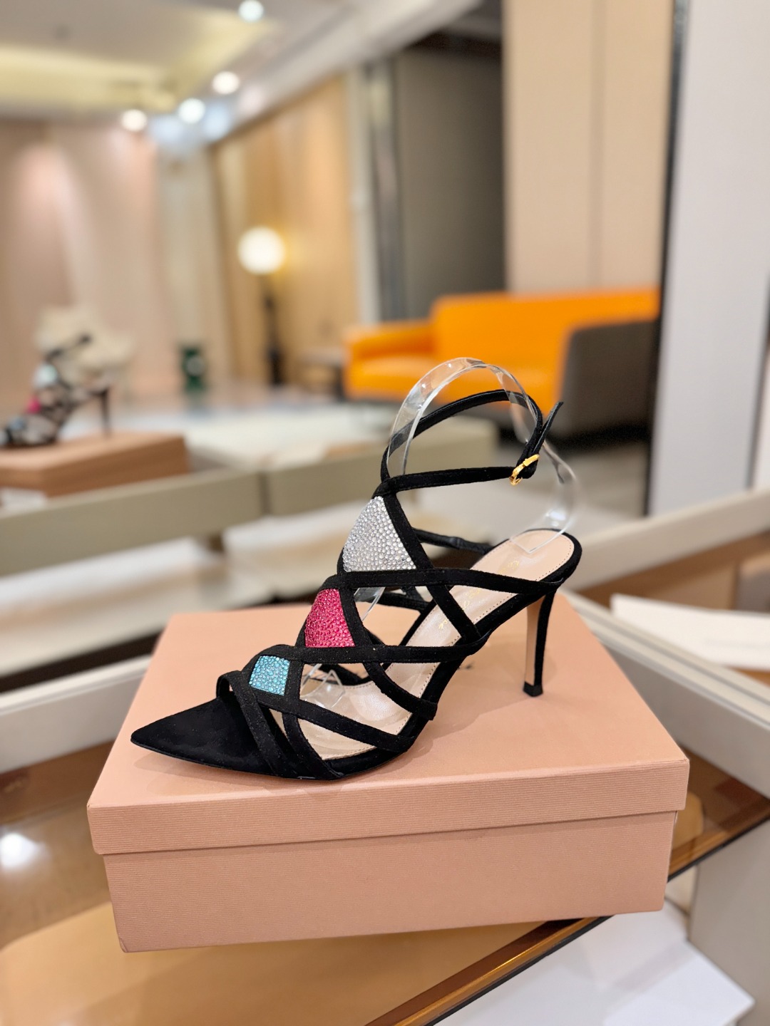 Gianvito rossi 👠 顶级版本 代购品质👡这双施华洛奇水钻搭配网高跟尖头后空凉鞋，水钻闪耀着