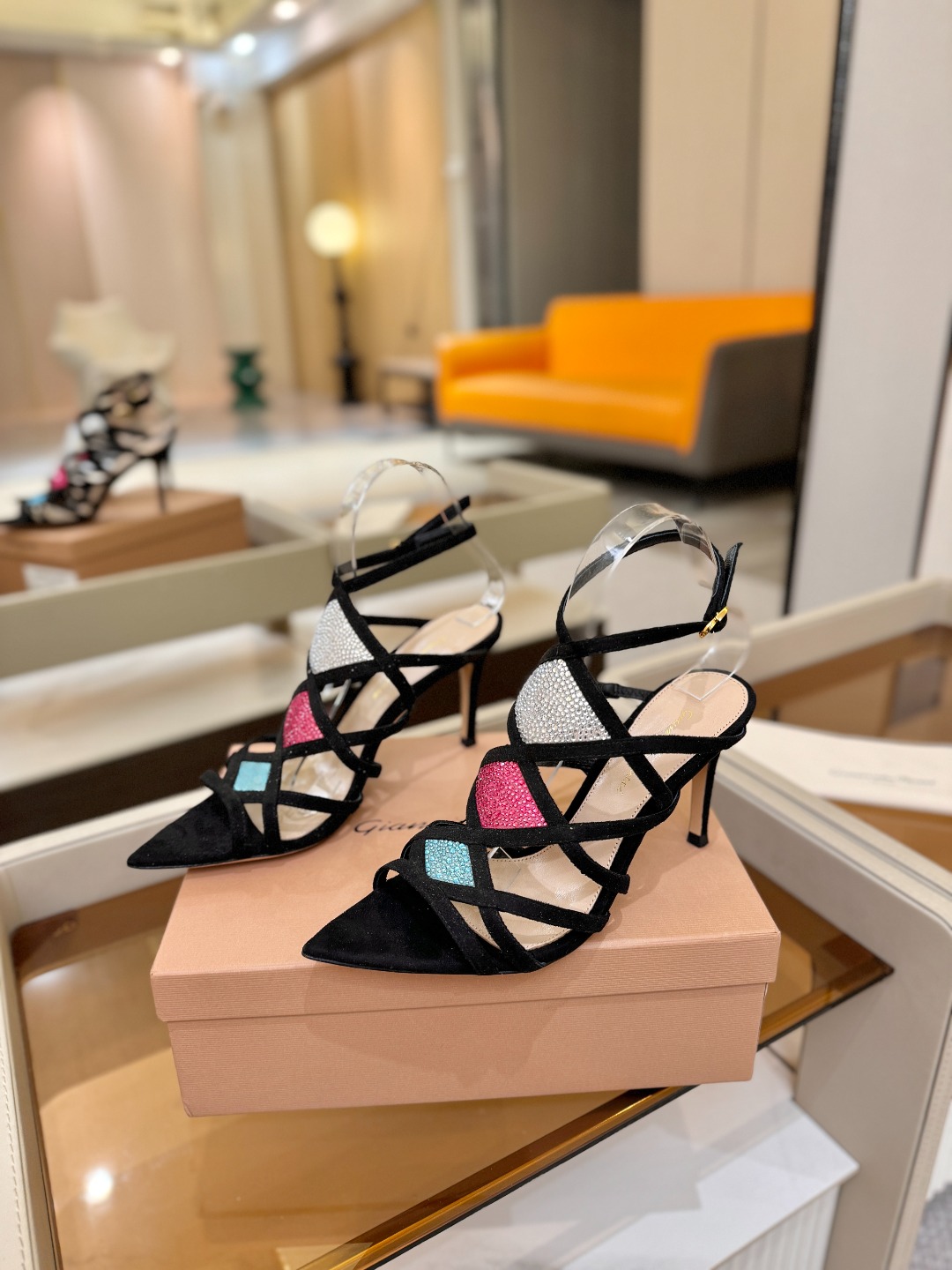 Gianvito rossi 👠 顶级版本 代购品质👡这双施华洛奇水钻搭配网高跟尖头后空凉鞋，水钻闪耀着