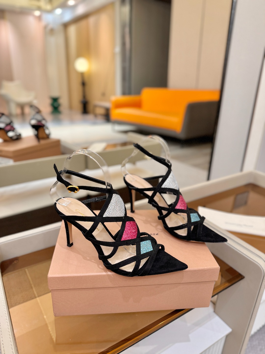 Gianvito rossi 👠 顶级版本 代购品质👡这双施华洛奇水钻搭配网高跟尖头后空凉鞋，水钻闪耀着