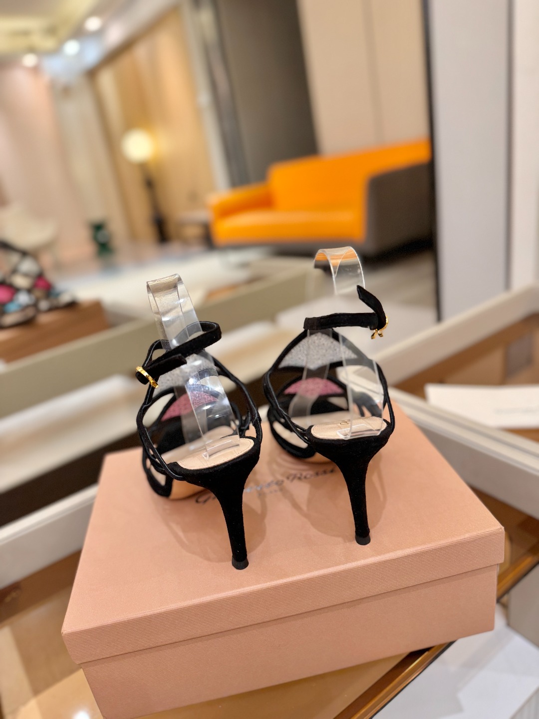 Gianvito rossi 👠 顶级版本 代购品质👡这双施华洛奇水钻搭配网高跟尖头后空凉鞋，水钻闪耀着