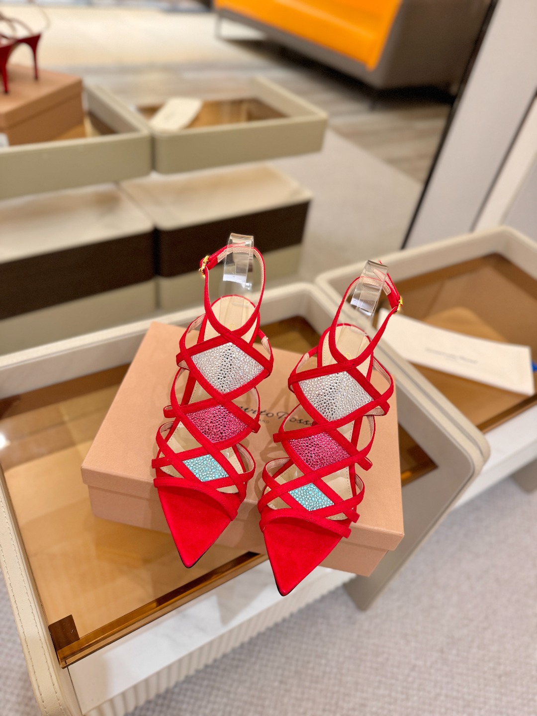 Gianvito rossi 👠 顶级版本 代购品质👡这双施华洛奇水钻搭配网高跟尖头后空凉鞋，水钻闪耀着