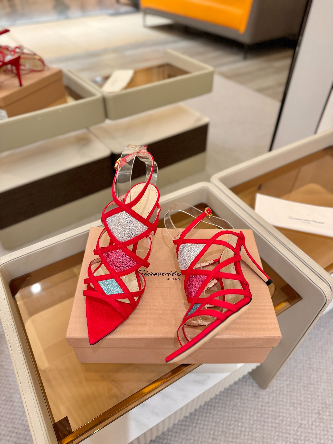 Gianvito rossi 👠 顶级版本 代购品质👡这双施华洛奇水钻搭配网高跟尖头后空凉鞋，水钻闪耀着