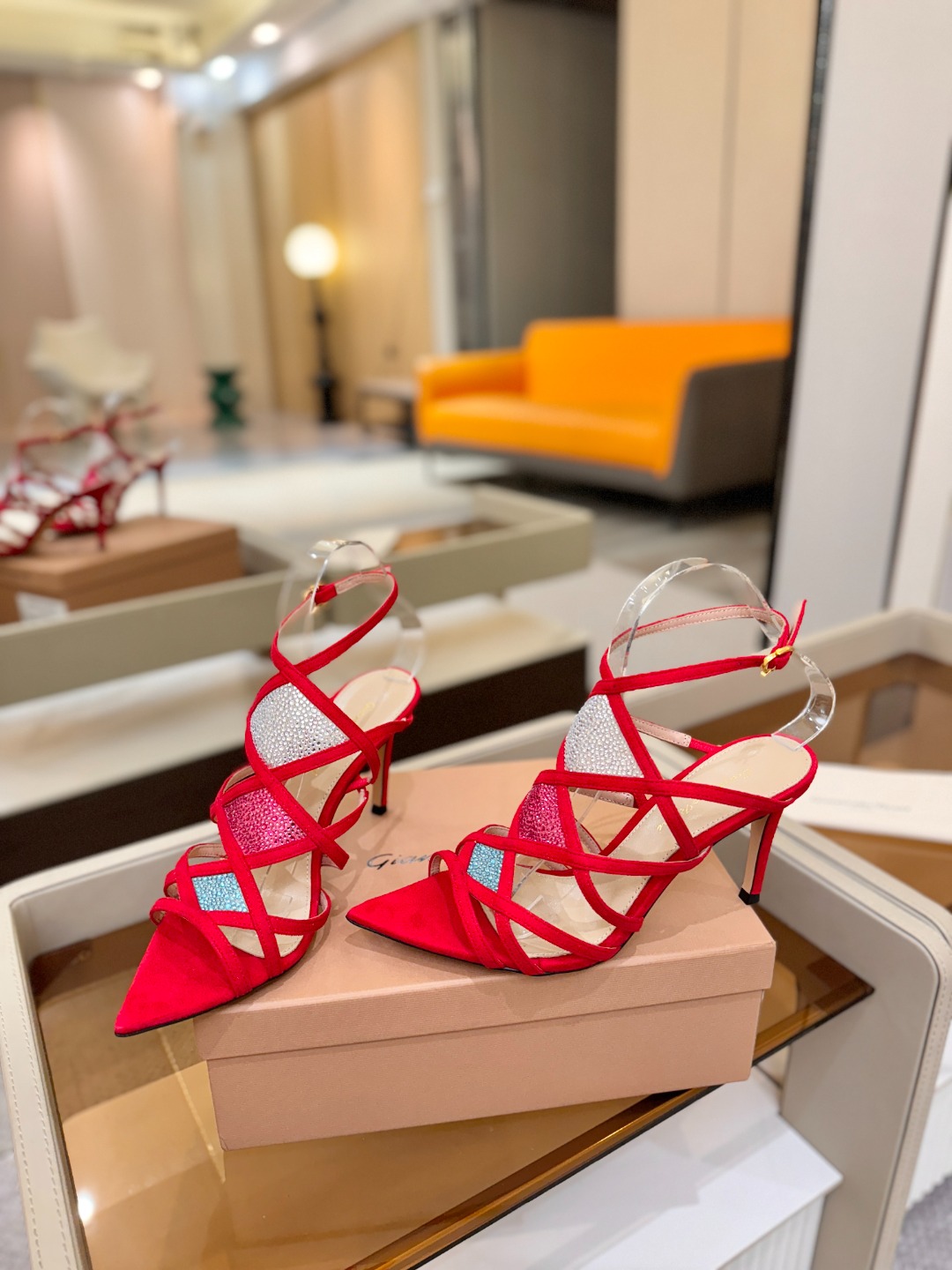 Gianvito rossi 👠 顶级版本 代购品质👡这双施华洛奇水钻搭配网高跟尖头后空凉鞋，水钻闪耀着