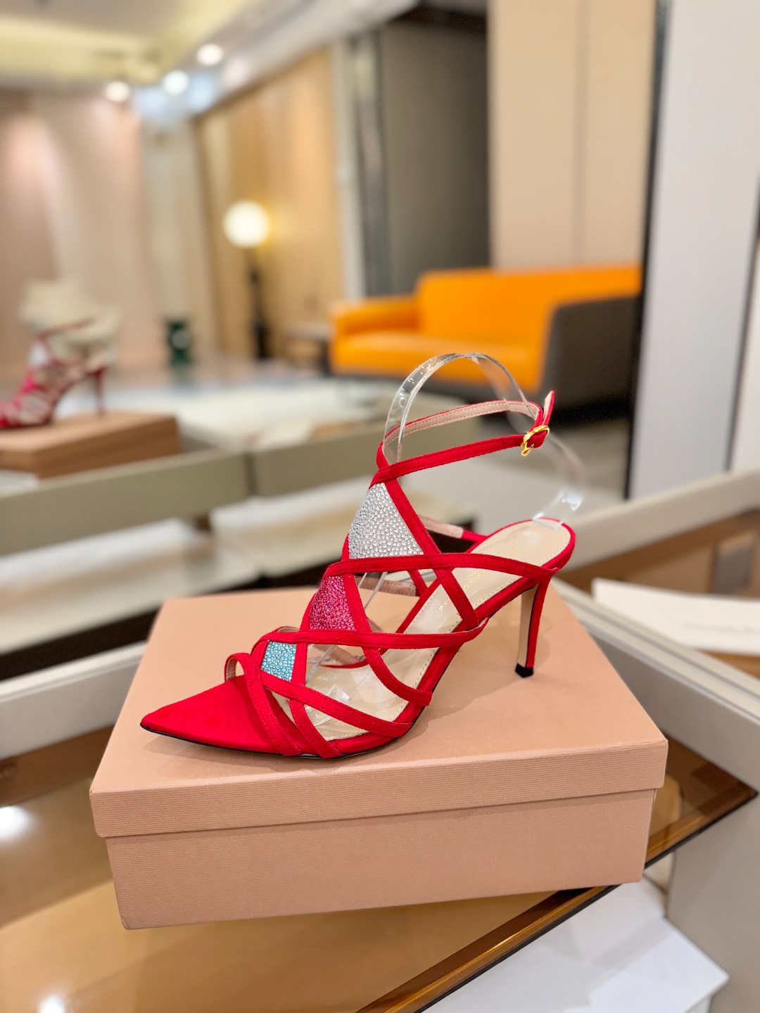 Gianvito rossi 👠 顶级版本 代购品质👡这双施华洛奇水钻搭配网高跟尖头后空凉鞋，水钻闪耀着