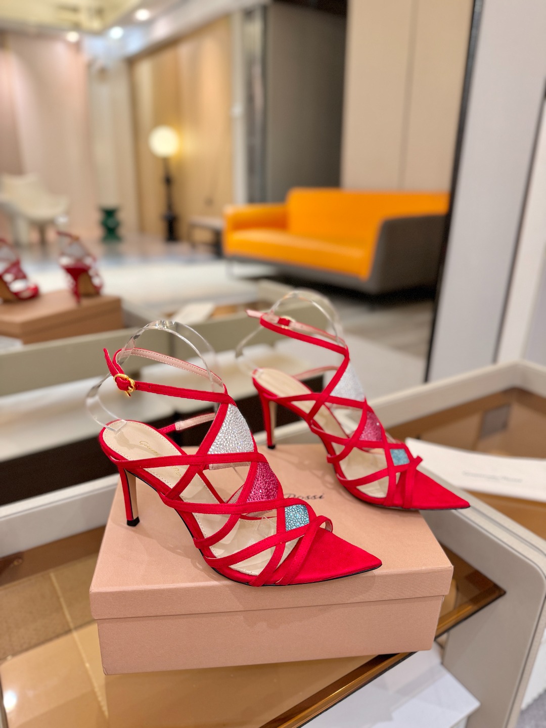 Gianvito rossi 👠 顶级版本 代购品质👡这双施华洛奇水钻搭配网高跟尖头后空凉鞋，水钻闪耀着