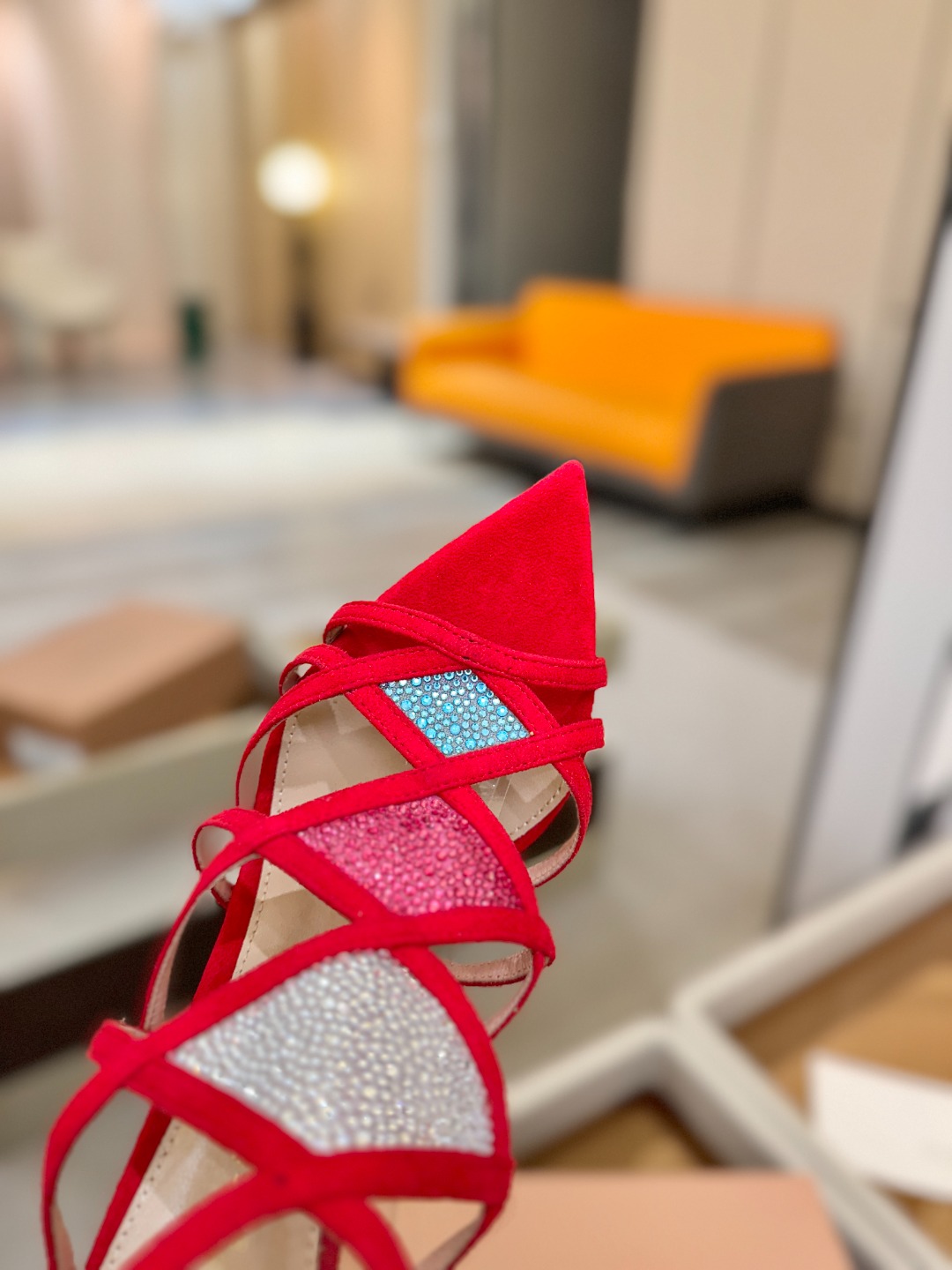 Gianvito rossi 👠 顶级版本 代购品质👡这双施华洛奇水钻搭配网高跟尖头后空凉鞋，水钻闪耀着