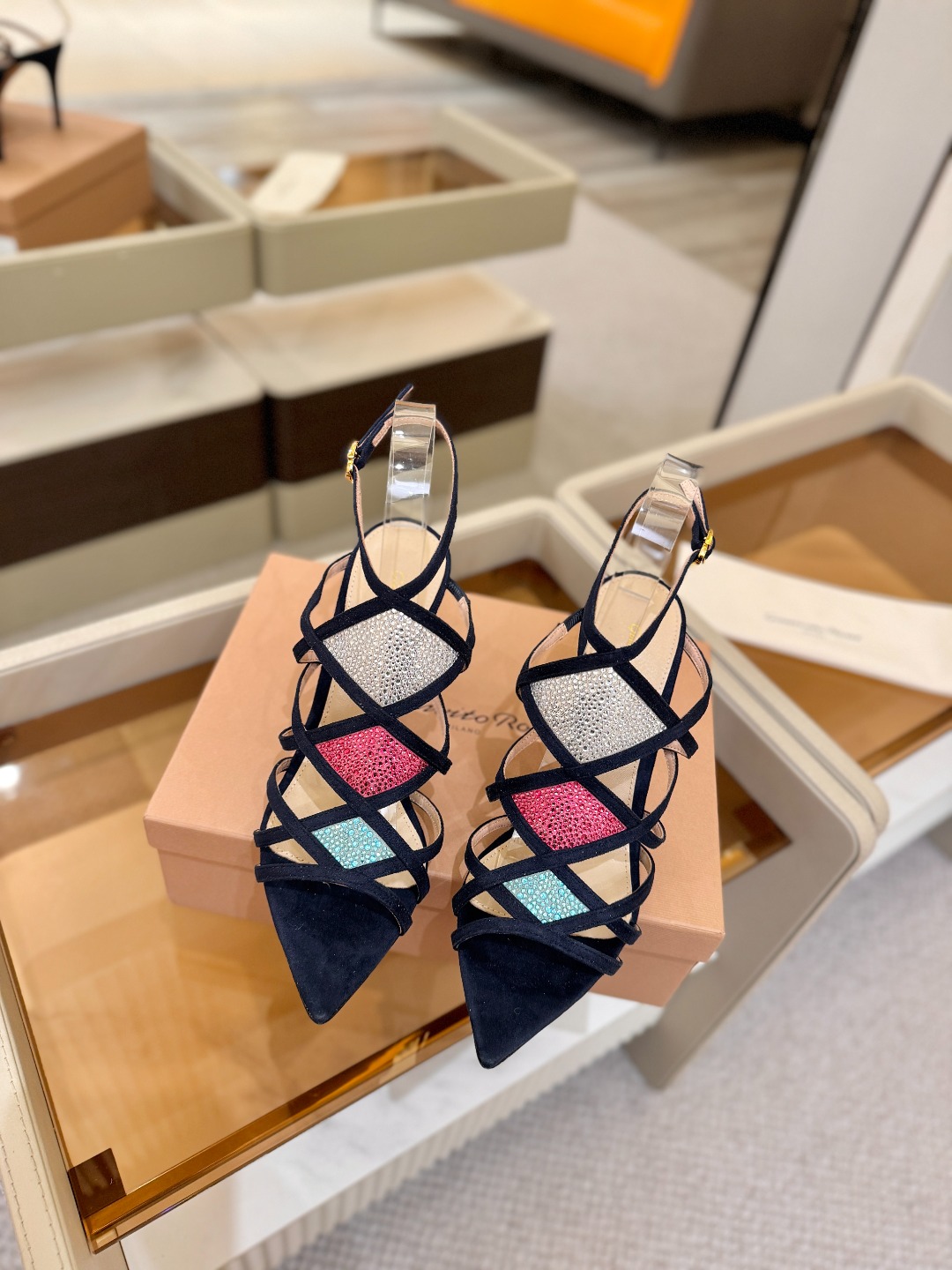 Gianvito rossi 👠 顶级版本 代购品质👡这双施华洛奇水钻搭配网高跟尖头后空凉鞋，水钻闪耀着