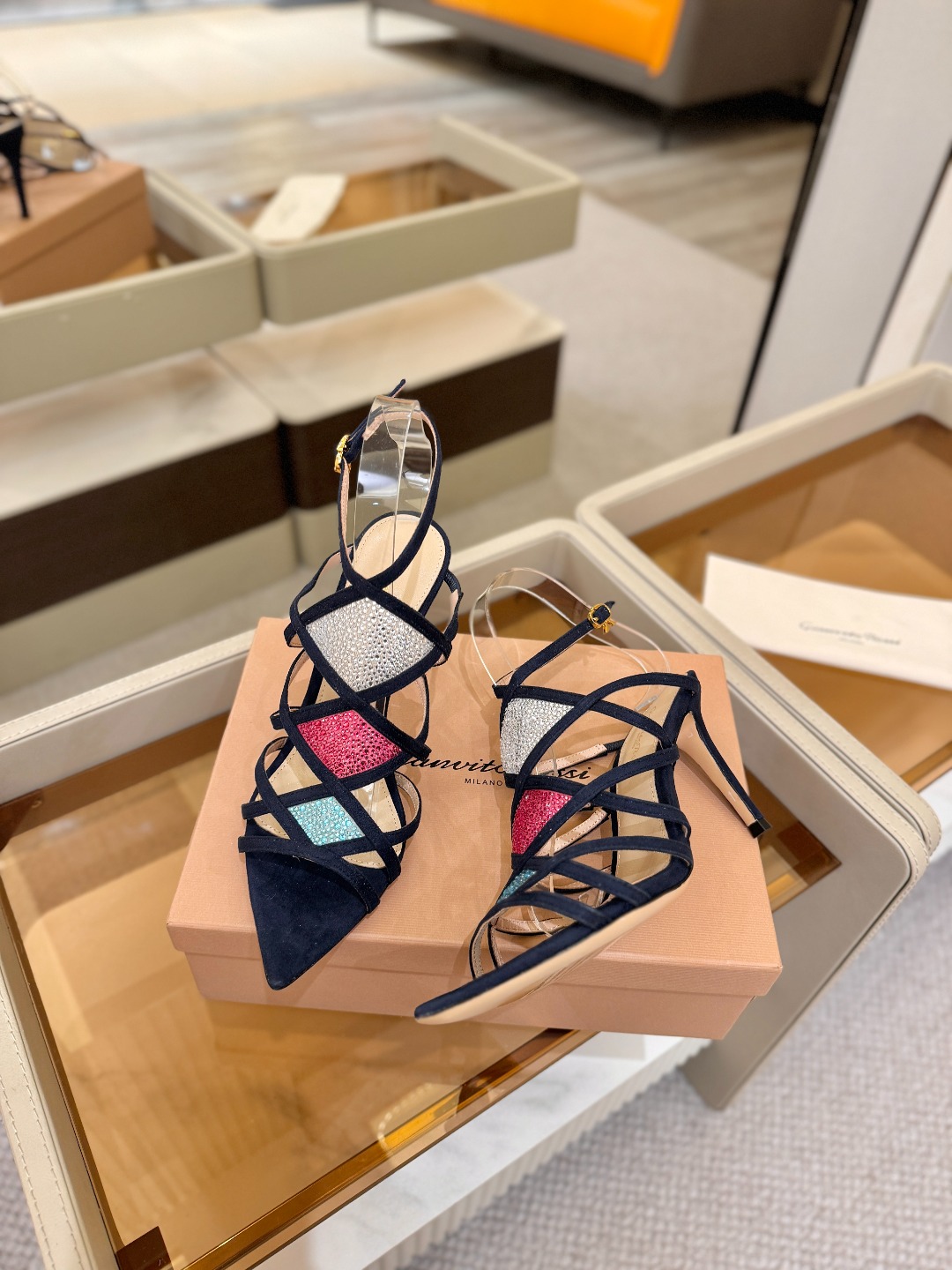 Gianvito rossi 👠 顶级版本 代购品质👡这双施华洛奇水钻搭配网高跟尖头后空凉鞋，水钻闪耀着