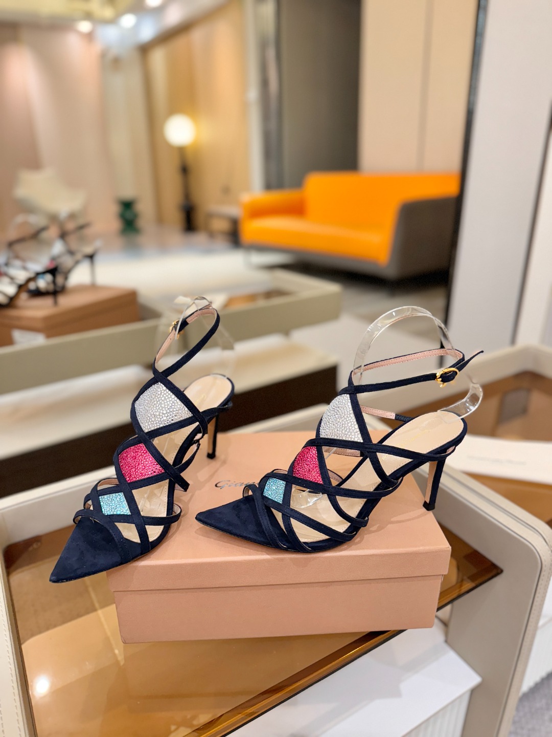 Gianvito rossi 👠 顶级版本 代购品质👡这双施华洛奇水钻搭配网高跟尖头后空凉鞋，水钻闪耀着