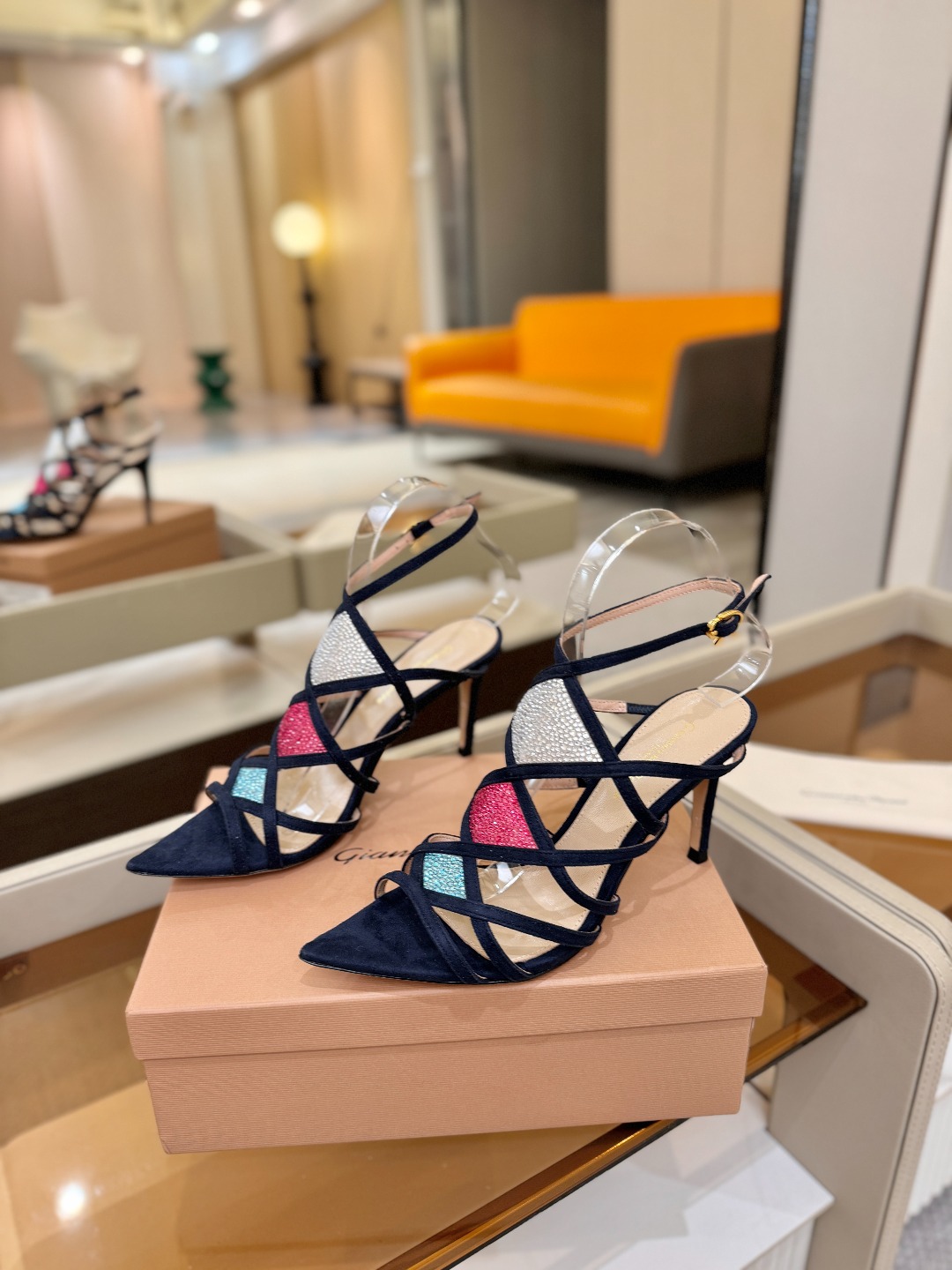 Gianvito rossi 👠 顶级版本 代购品质👡这双施华洛奇水钻搭配网高跟尖头后空凉鞋，水钻闪耀着