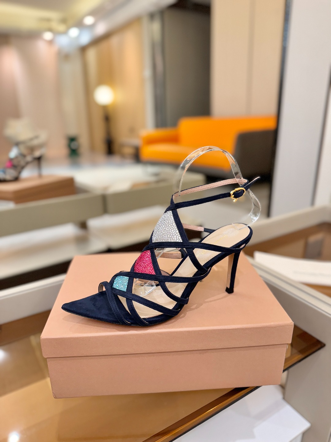 Gianvito rossi 👠 顶级版本 代购品质👡这双施华洛奇水钻搭配网高跟尖头后空凉鞋，水钻闪耀着