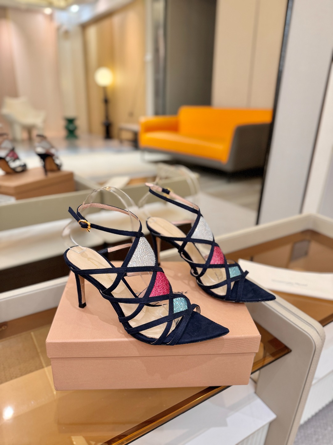 Gianvito rossi 👠 顶级版本 代购品质👡这双施华洛奇水钻搭配网高跟尖头后空凉鞋，水钻闪耀着