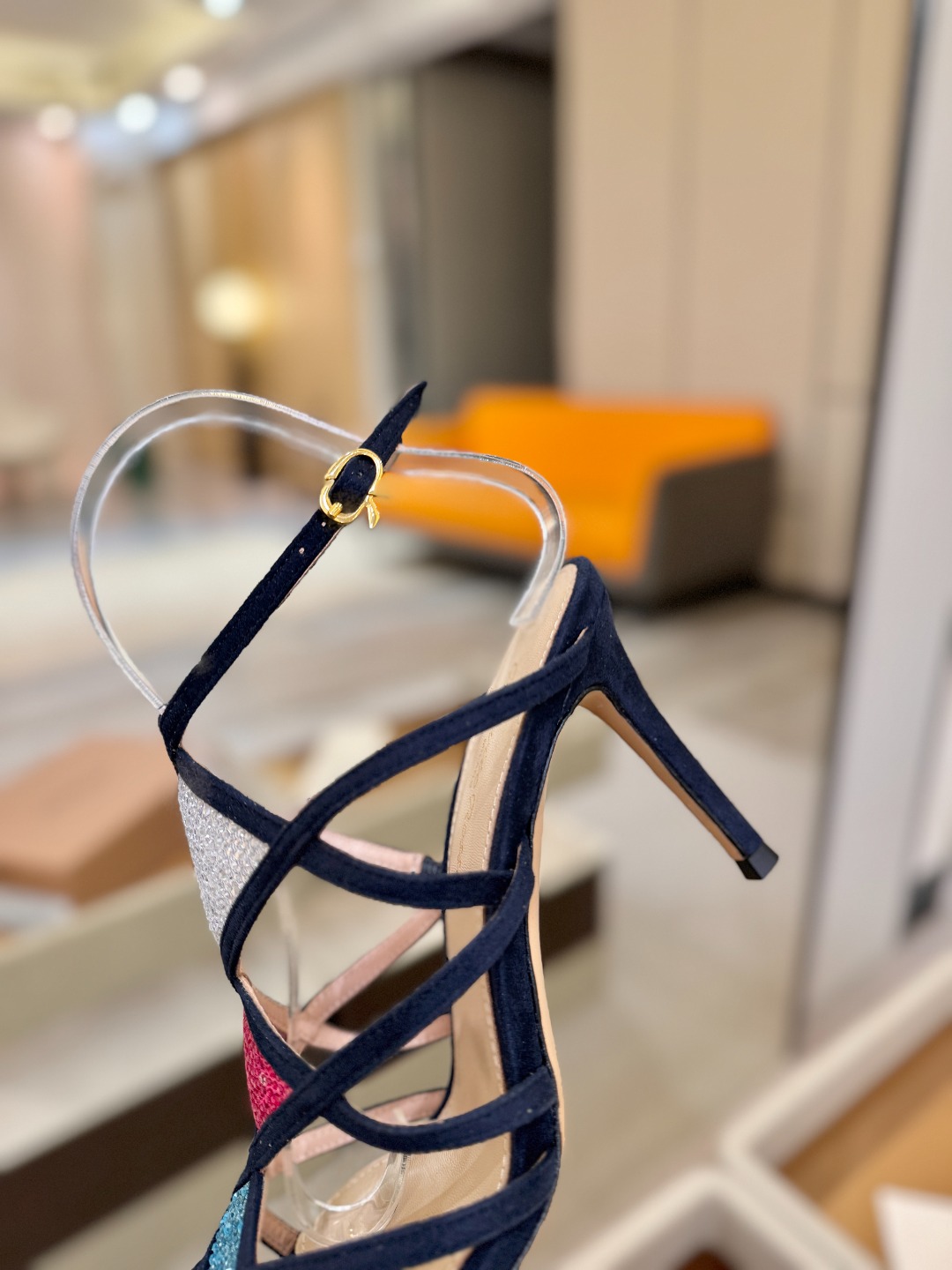 Gianvito rossi 👠 顶级版本 代购品质👡这双施华洛奇水钻搭配网高跟尖头后空凉鞋，水钻闪耀着