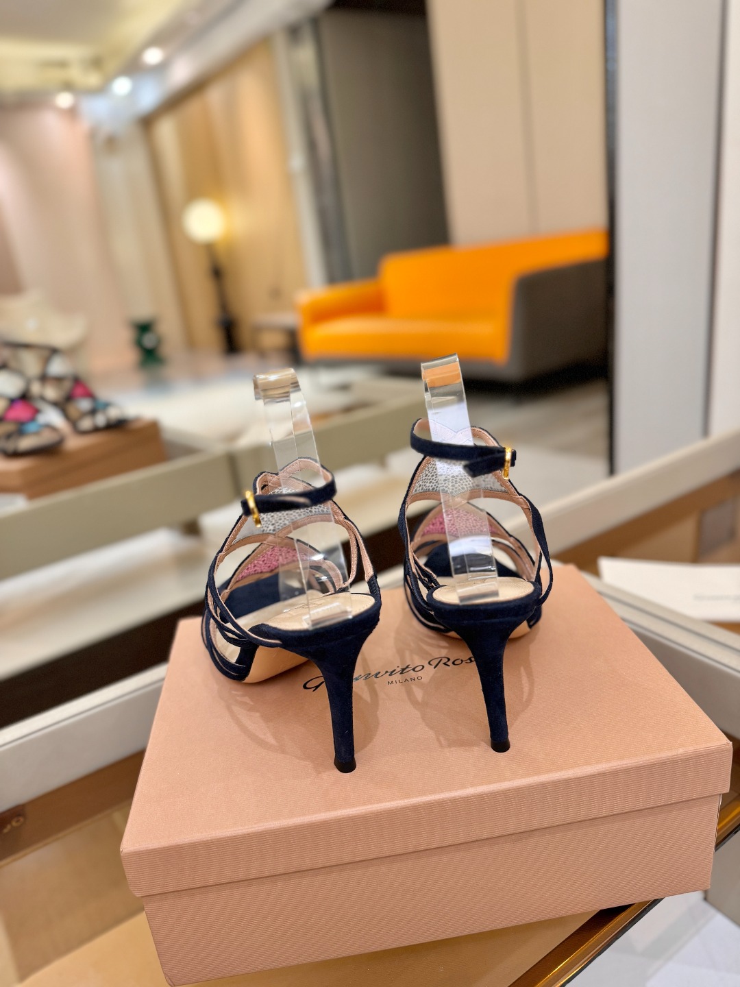 Gianvito rossi 👠 顶级版本 代购品质👡这双施华洛奇水钻搭配网高跟尖头后空凉鞋，水钻闪耀着