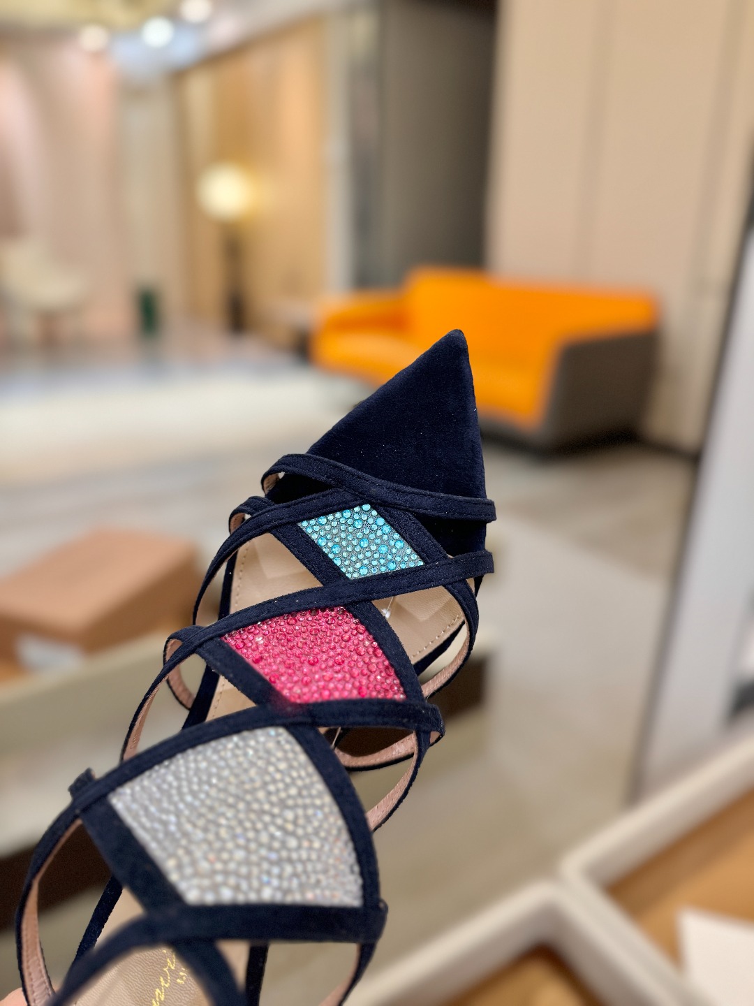 Gianvito rossi 👠 顶级版本 代购品质👡这双施华洛奇水钻搭配网高跟尖头后空凉鞋，水钻闪耀着