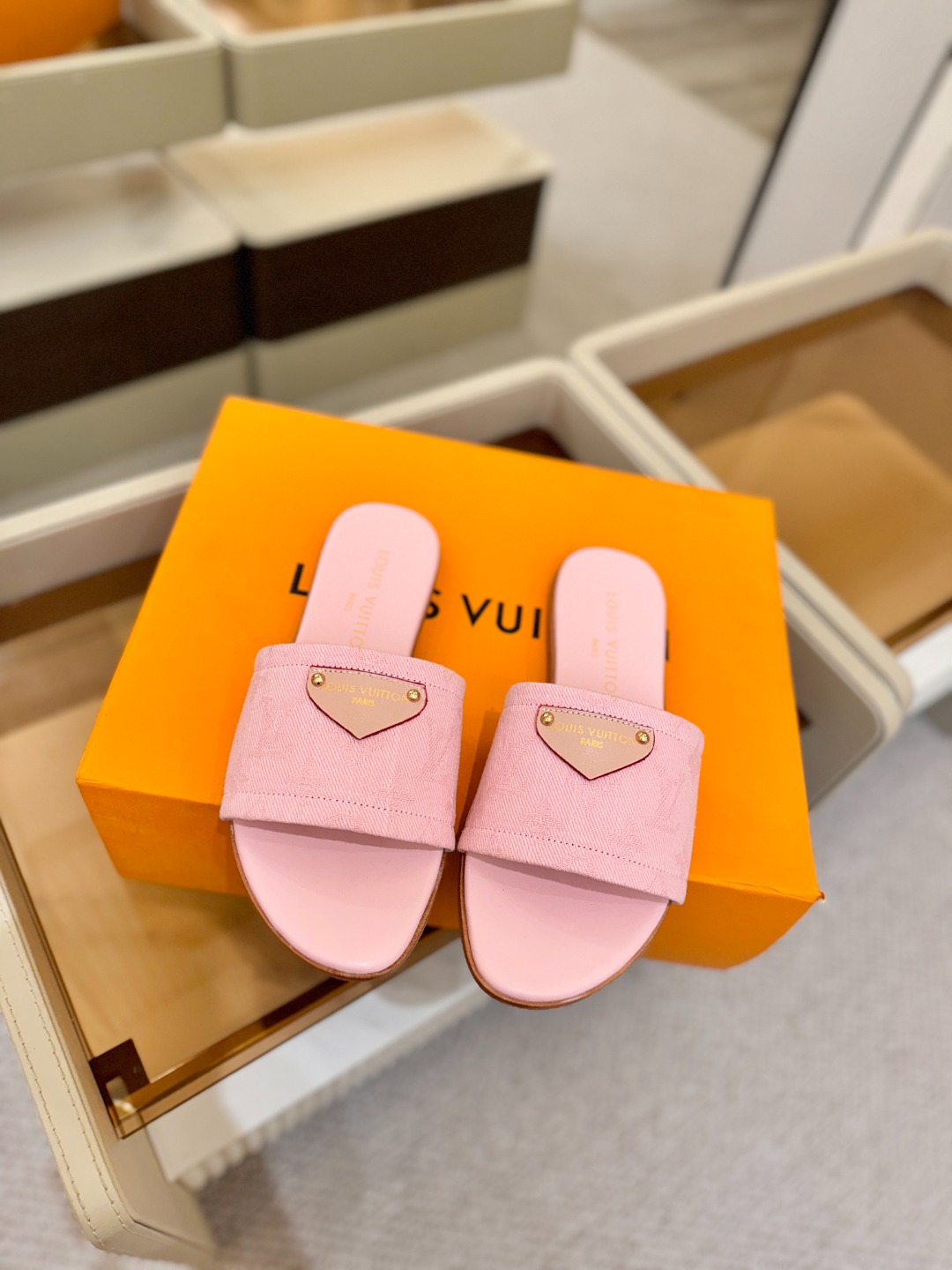 路易威登 𝑳𝒐𝒖𝒊𝒔 𝑽𝒖𝒊𝒕𝒕𝒐𝒏本款 LV Isola 平底凉拖采用柔软牛皮革，令宽幅鞋面呈现 LV