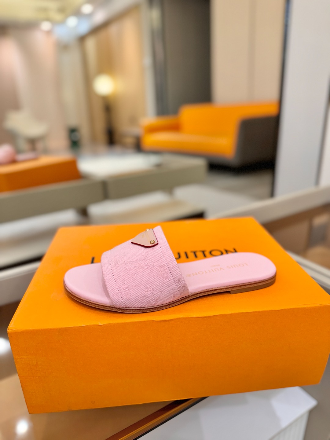 路易威登 𝑳𝒐𝒖𝒊𝒔 𝑽𝒖𝒊𝒕𝒕𝒐𝒏本款 LV Isola 平底凉拖采用柔软牛皮革，令宽幅鞋面呈现 LV