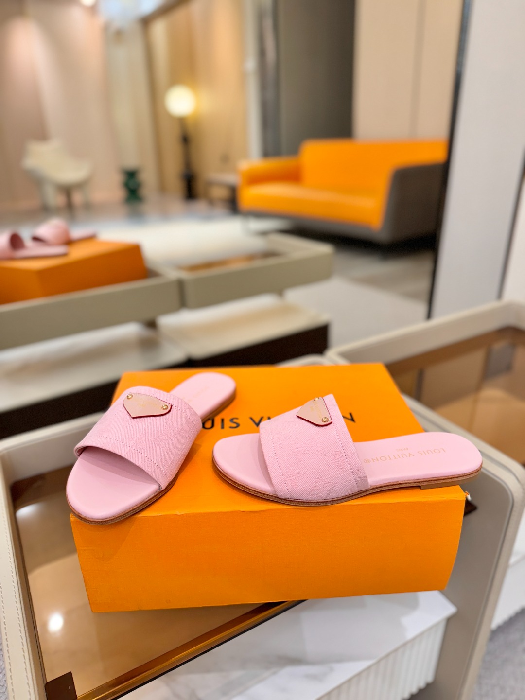 路易威登 𝑳𝒐𝒖𝒊𝒔 𝑽𝒖𝒊𝒕𝒕𝒐𝒏本款 LV Isola 平底凉拖采用柔软牛皮革，令宽幅鞋面呈现 LV