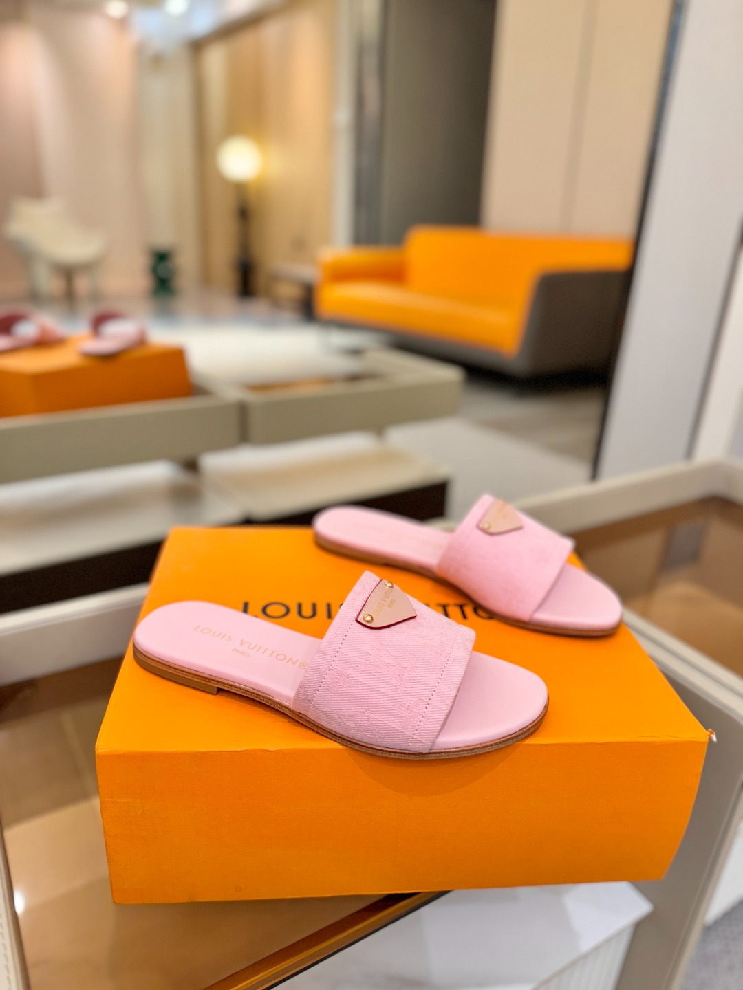 路易威登 𝑳𝒐𝒖𝒊𝒔 𝑽𝒖𝒊𝒕𝒕𝒐𝒏本款 LV Isola 平底凉拖采用柔软牛皮革，令宽幅鞋面呈现 LV