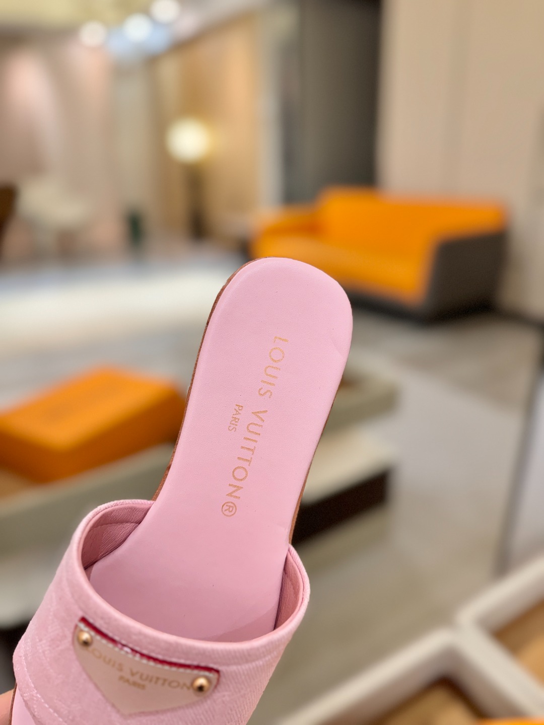 路易威登 𝑳𝒐𝒖𝒊𝒔 𝑽𝒖𝒊𝒕𝒕𝒐𝒏本款 LV Isola 平底凉拖采用柔软牛皮革，令宽幅鞋面呈现 LV