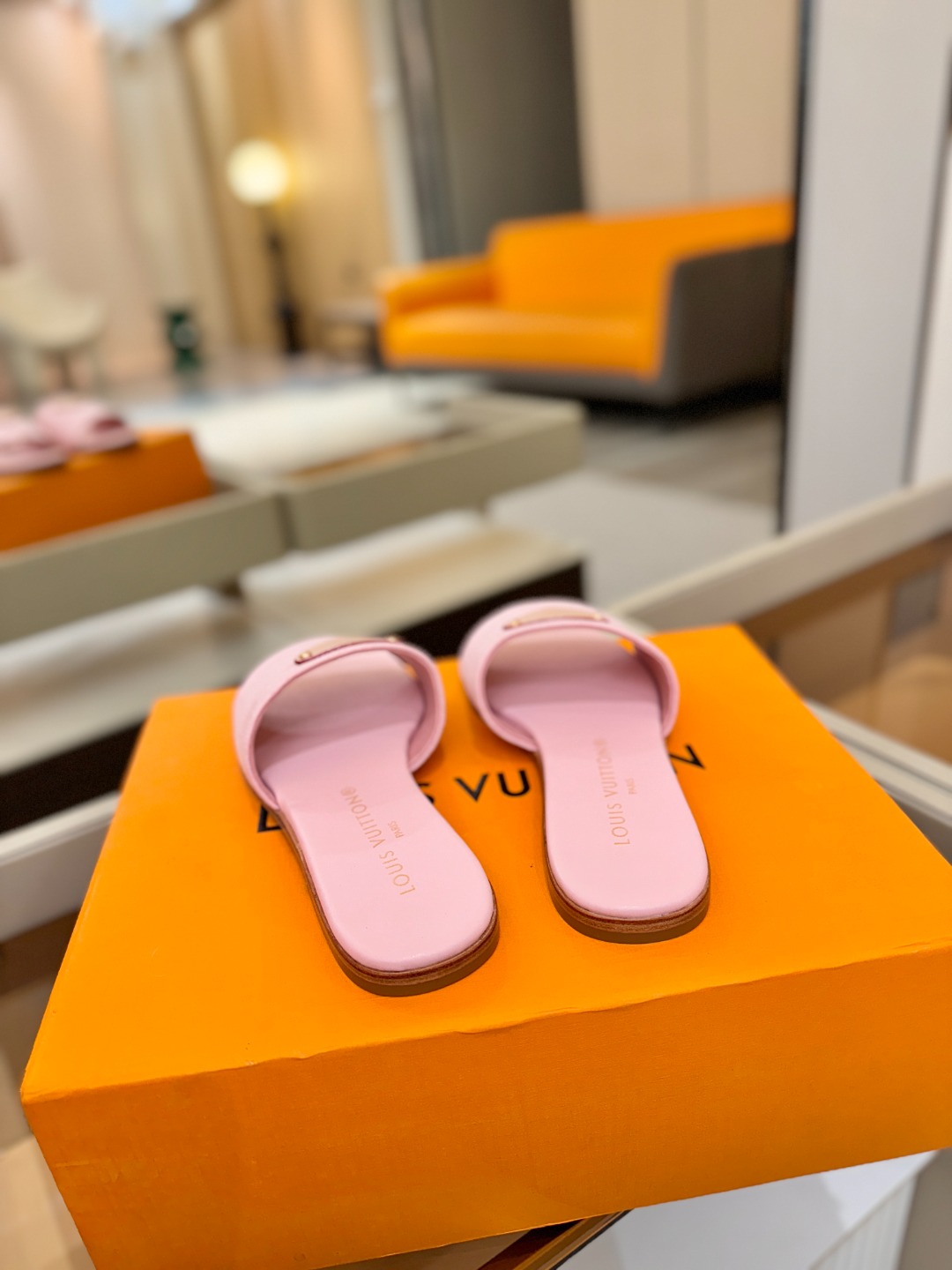 路易威登 𝑳𝒐𝒖𝒊𝒔 𝑽𝒖𝒊𝒕𝒕𝒐𝒏本款 LV Isola 平底凉拖采用柔软牛皮革，令宽幅鞋面呈现 LV