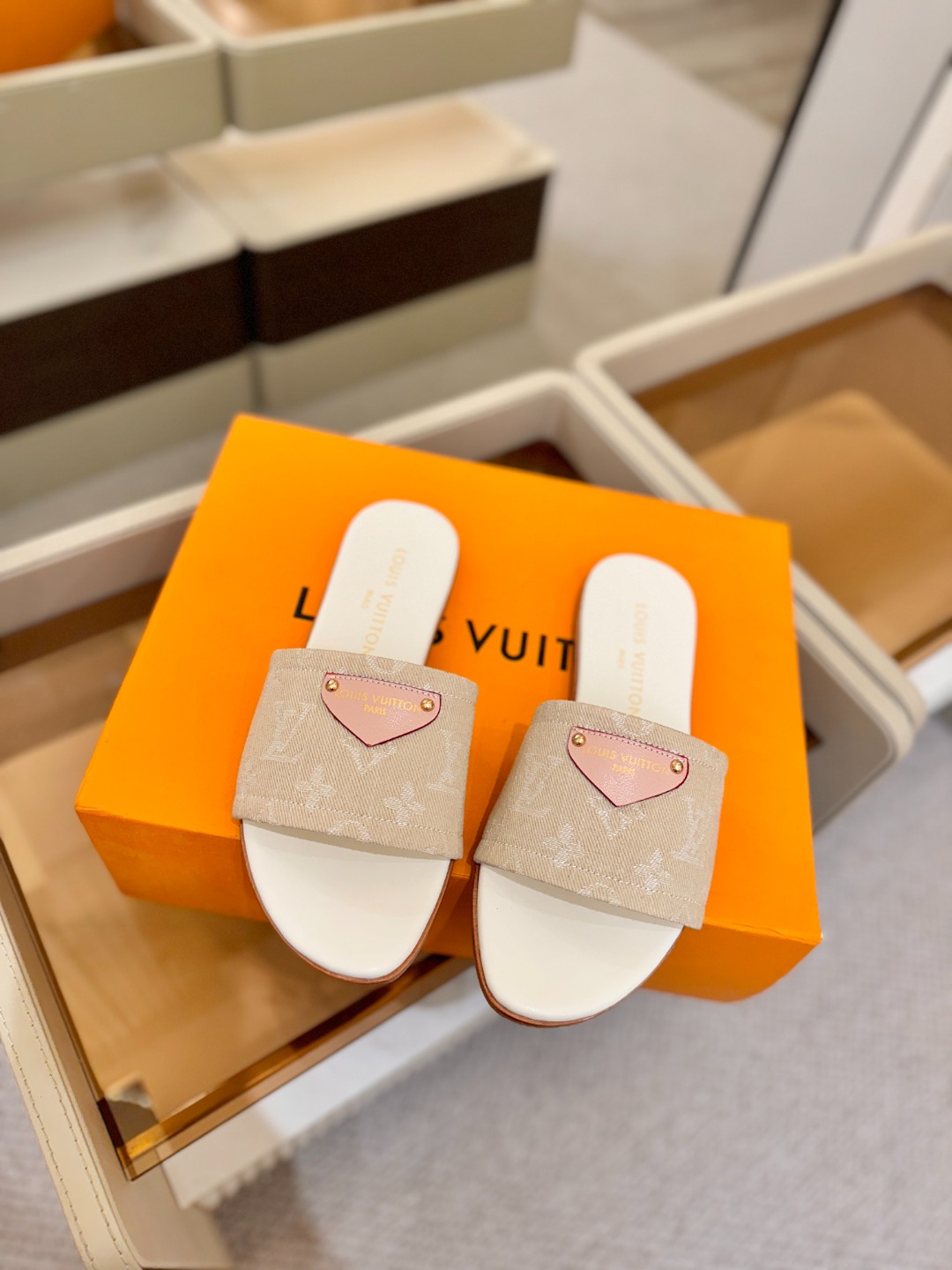 路易威登 𝑳𝒐𝒖𝒊𝒔 𝑽𝒖𝒊𝒕𝒕𝒐𝒏本款 LV Isola 平底凉拖采用柔软牛皮革，令宽幅鞋面呈现 LV