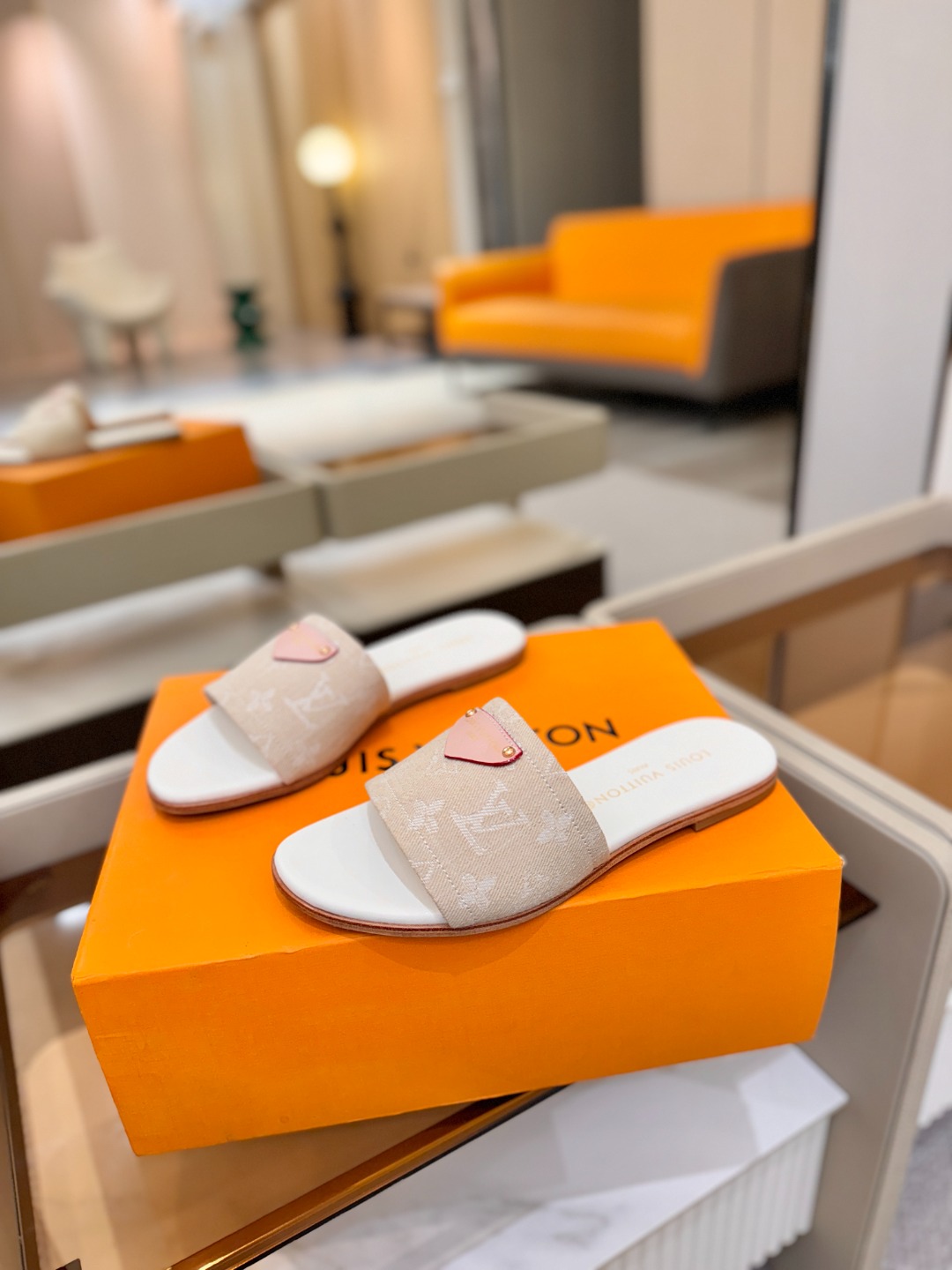 路易威登 𝑳𝒐𝒖𝒊𝒔 𝑽𝒖𝒊𝒕𝒕𝒐𝒏本款 LV Isola 平底凉拖采用柔软牛皮革，令宽幅鞋面呈现 LV