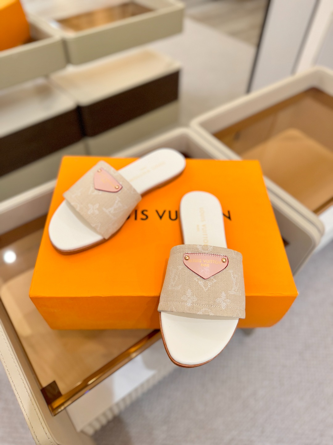 路易威登 𝑳𝒐𝒖𝒊𝒔 𝑽𝒖𝒊𝒕𝒕𝒐𝒏本款 LV Isola 平底凉拖采用柔软牛皮革，令宽幅鞋面呈现 LV