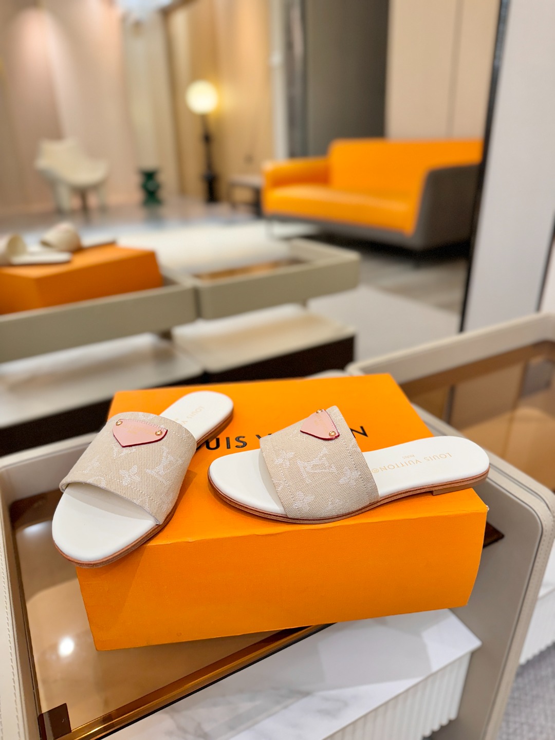 路易威登 𝑳𝒐𝒖𝒊𝒔 𝑽𝒖𝒊𝒕𝒕𝒐𝒏本款 LV Isola 平底凉拖采用柔软牛皮革，令宽幅鞋面呈现 LV