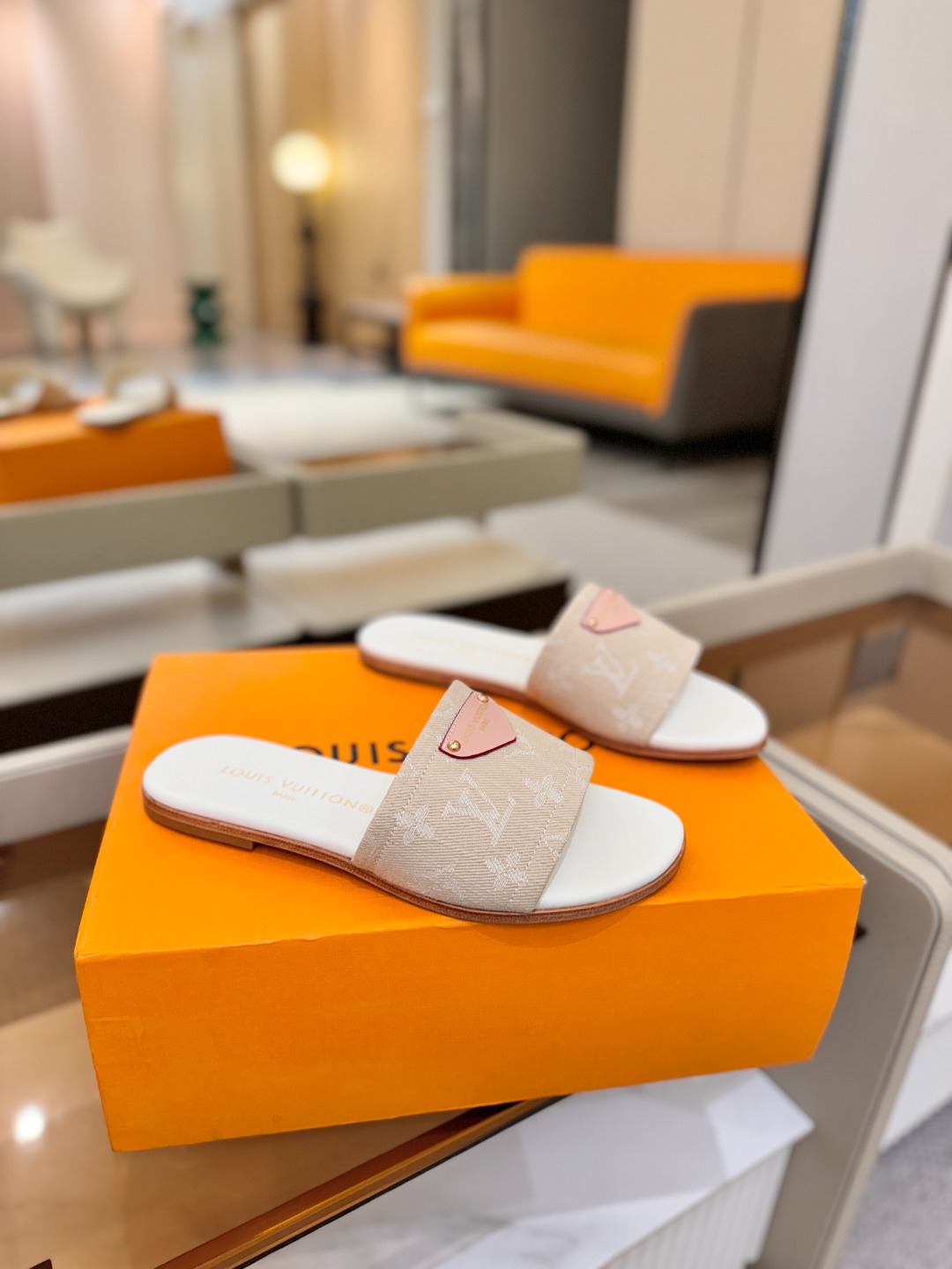 路易威登 𝑳𝒐𝒖𝒊𝒔 𝑽𝒖𝒊𝒕𝒕𝒐𝒏本款 LV Isola 平底凉拖采用柔软牛皮革，令宽幅鞋面呈现 LV